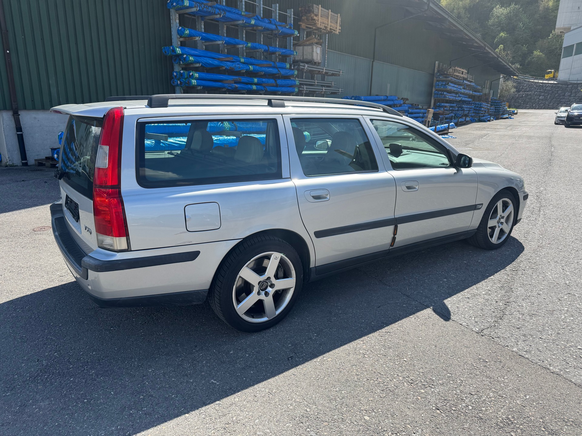 VOLVO V70 R AWD-image-1