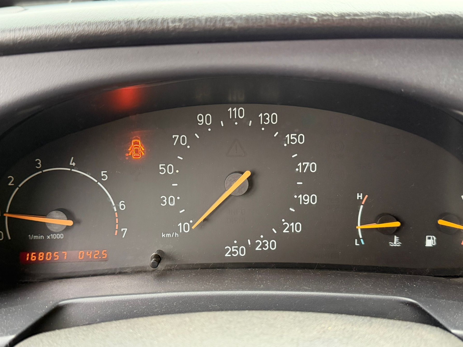 SAAB 900 SE 2.3i-16-image-27