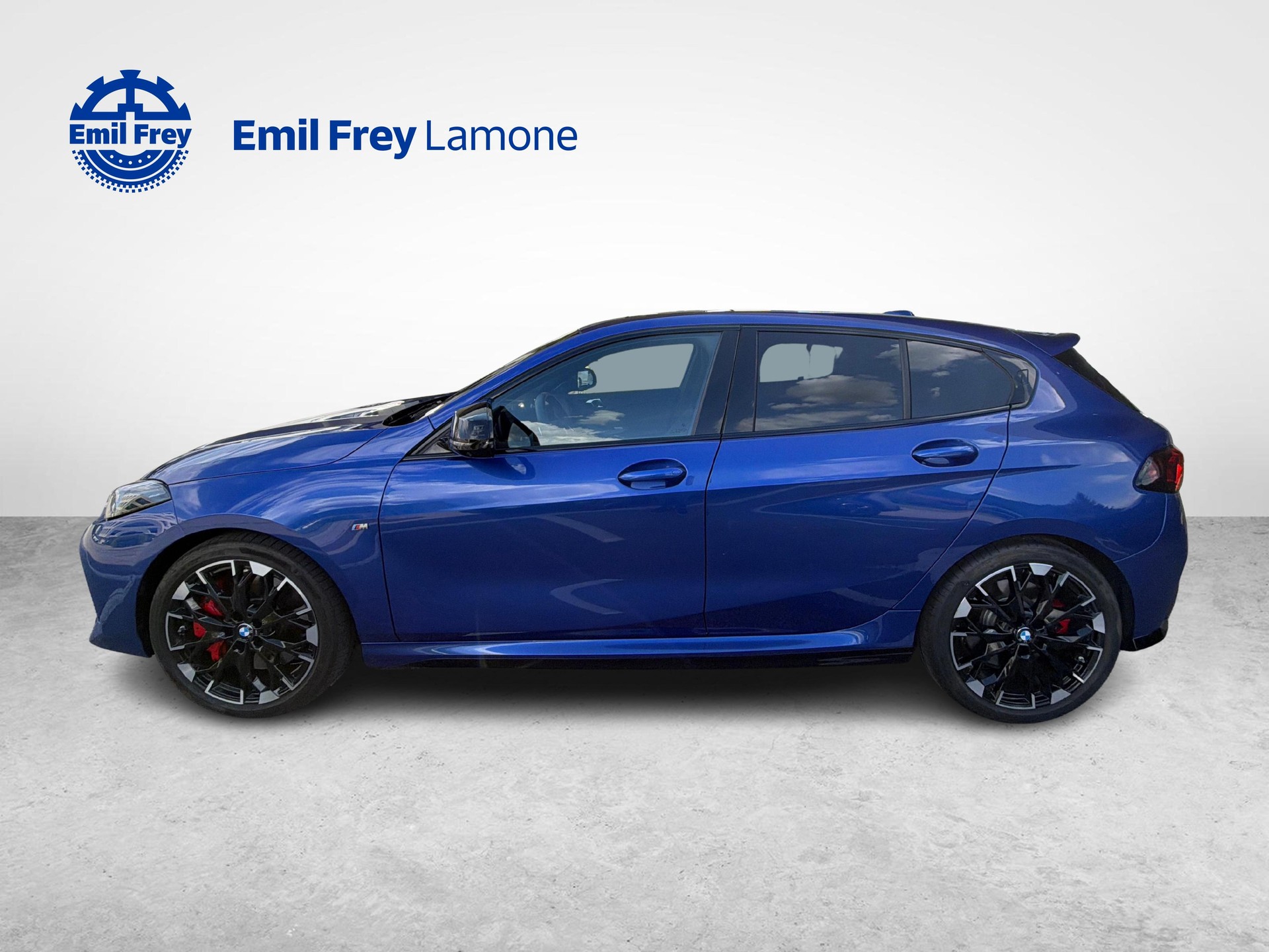 BMW M135i xDrive-showroom-element-1