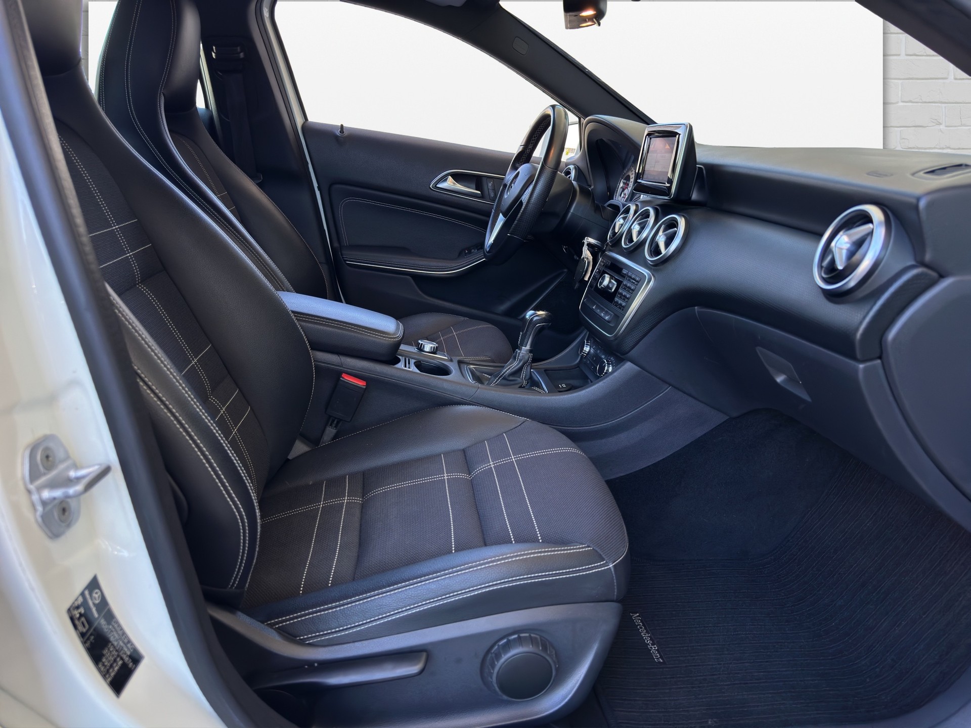 MERCEDES-BENZ A 200 Urban-image-10