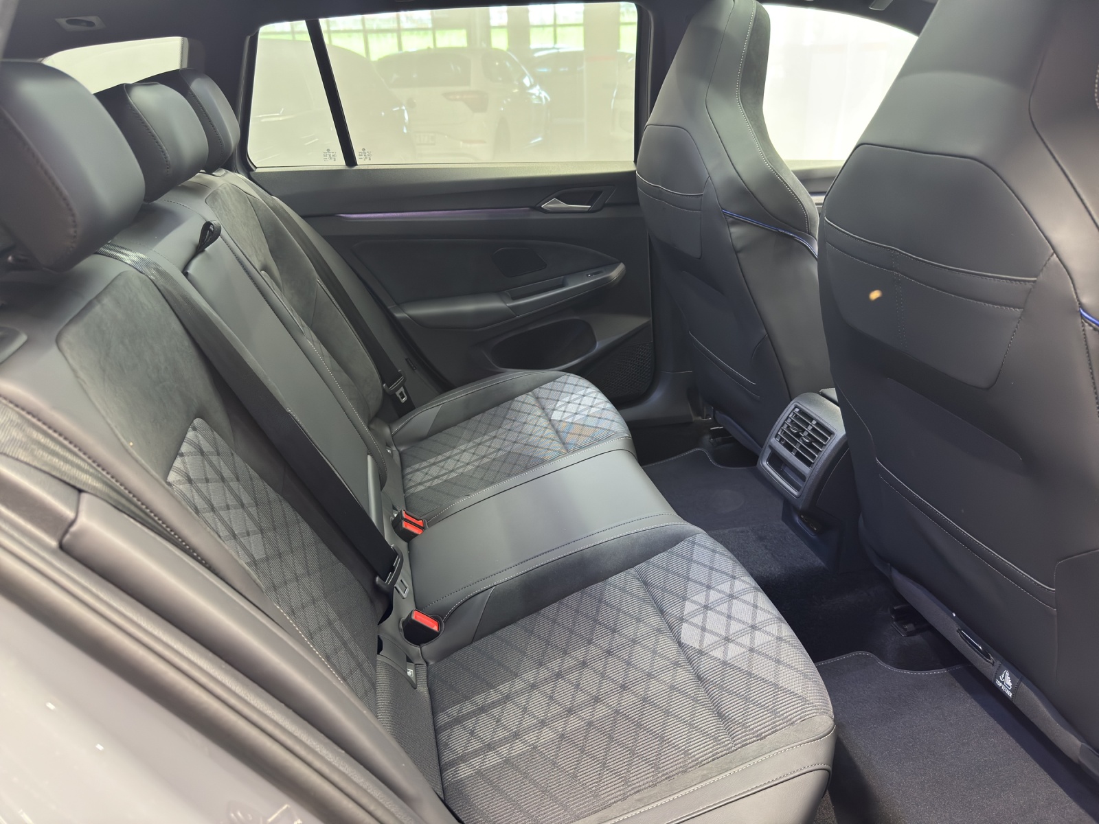 VW Golf VIII Variant 2.0 TSI R-Line DSG 4motion-image-9
