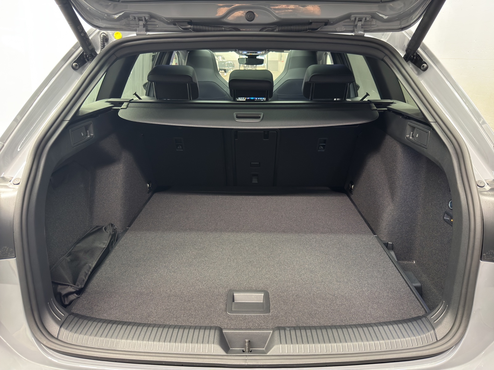 VW Golf VIII Variant 2.0 TSI R-Line DSG 4motion-image-10