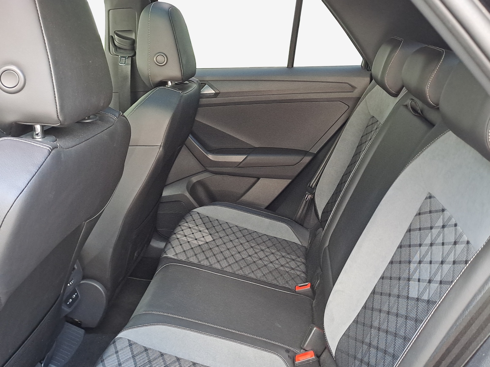 VW T-Roc 1.5 TSI EVO R-Line DSG-image-11