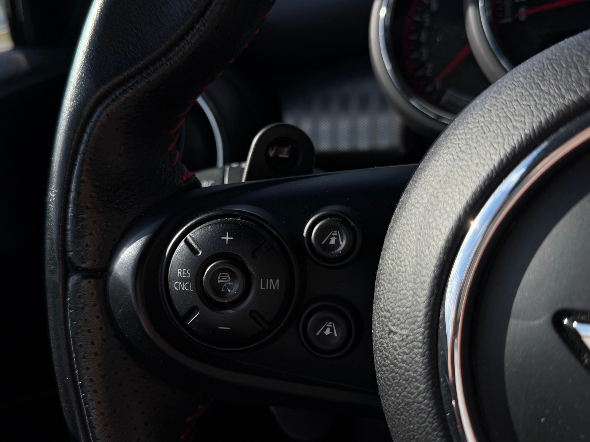 MINI Cooper John Cooper Works Cabriolet Steptronic-image-16