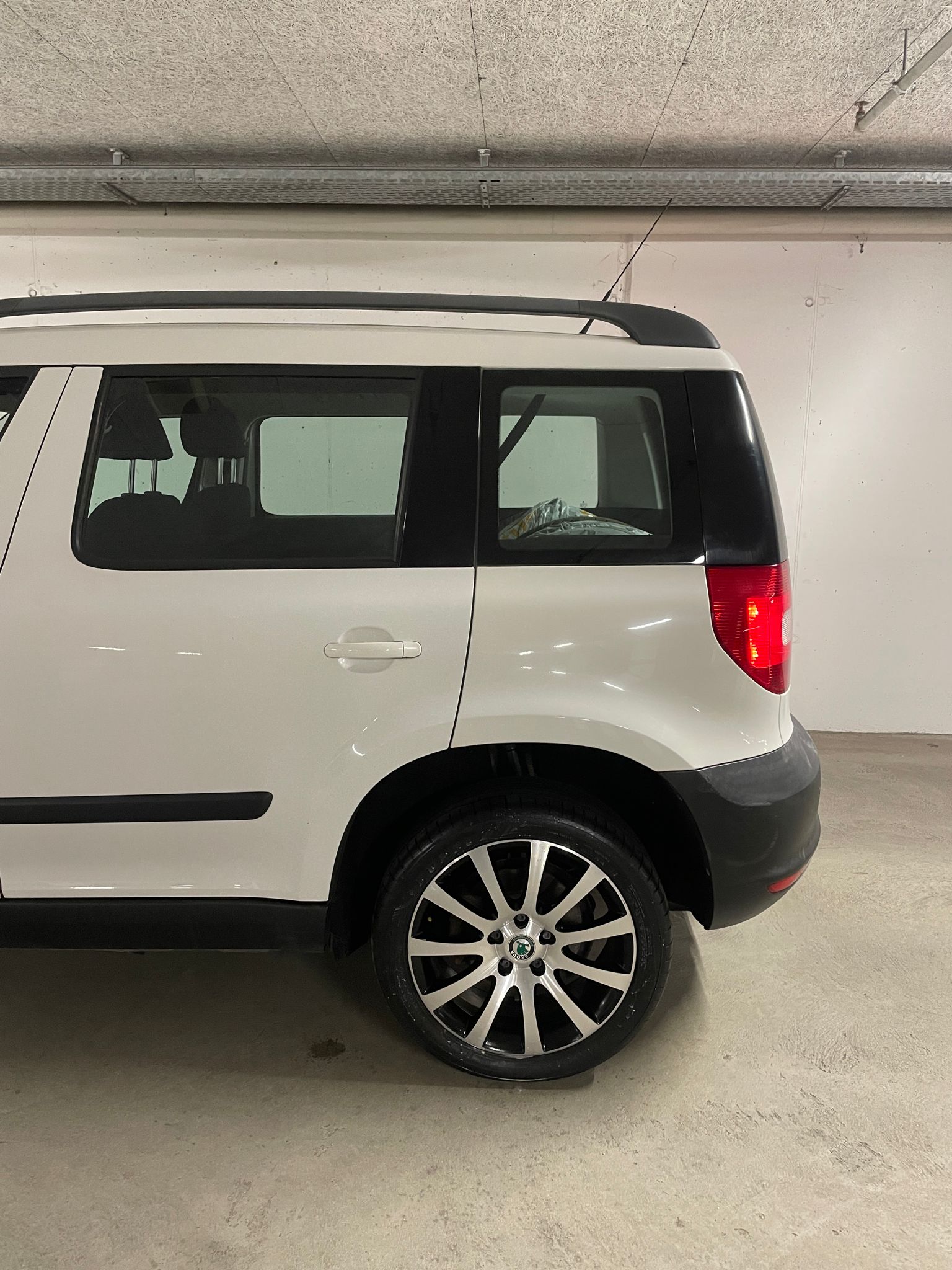 SKODA Yeti 1.8 TSI Ambition 4x4 // AHK & MFK NEU-image-4