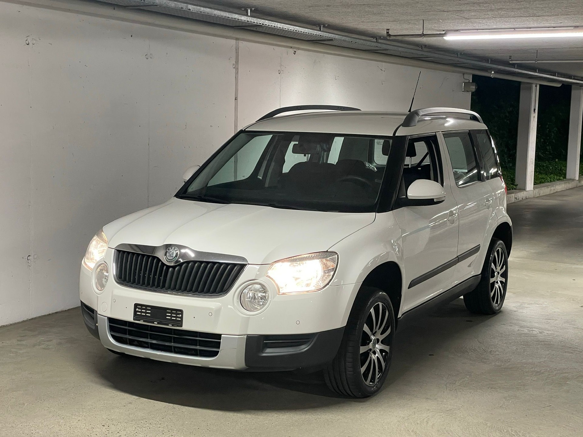 SKODA Yeti 1.8 TSI Ambition 4x4 // AHK & MFK NEU-showroom-element-1