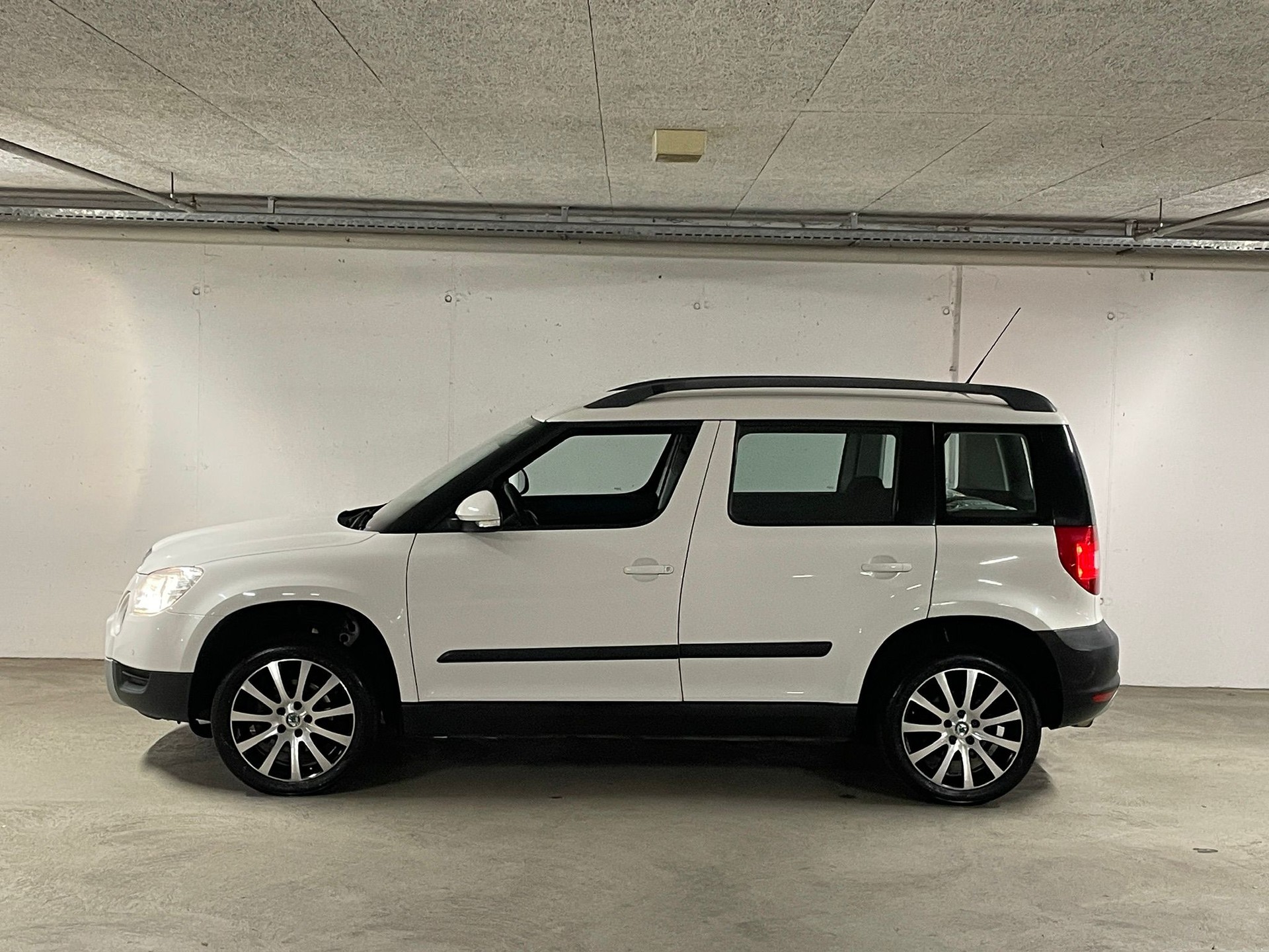 SKODA Yeti 1.8 TSI Ambition 4x4 // AHK & MFK NEU-showroom-element-2