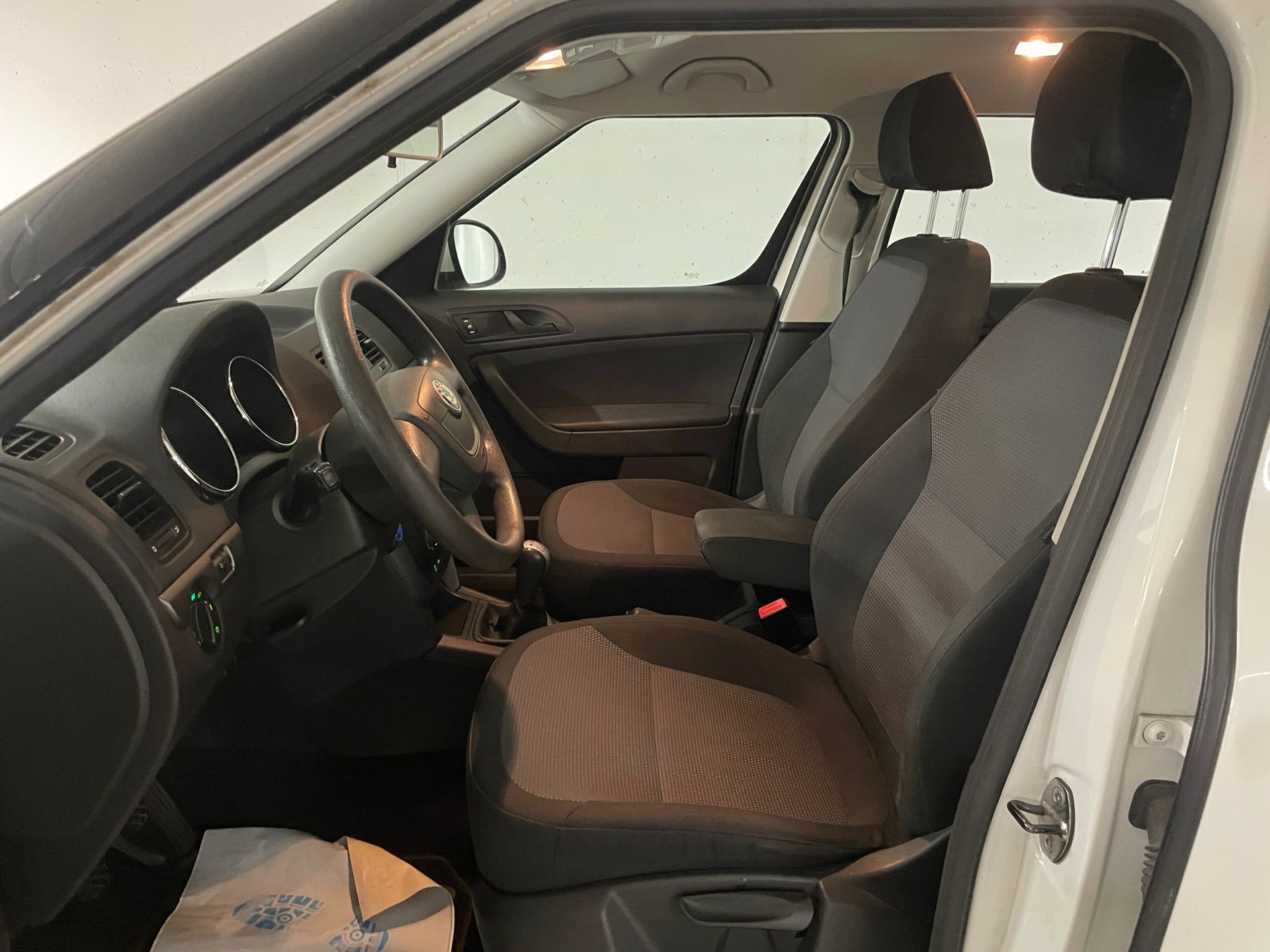 SKODA Yeti 1.8 TSI Ambition 4x4 // AHK & MFK NEU-image-17