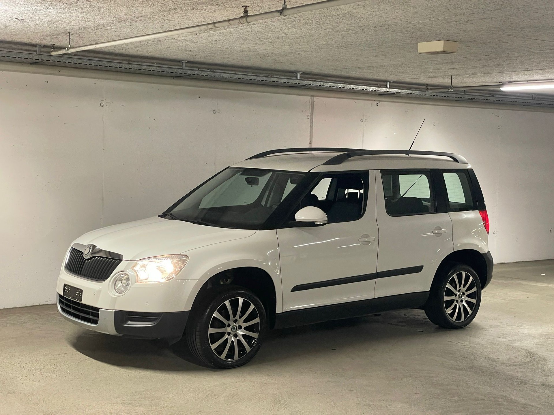 SKODA Yeti 1.8 TSI Ambition 4x4 // AHK & MFK NEU-image-18