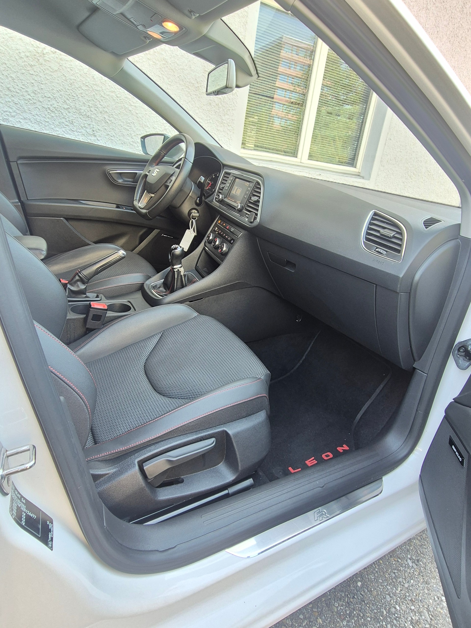 SEAT Leon ST 2.0 TDI FR-image-5