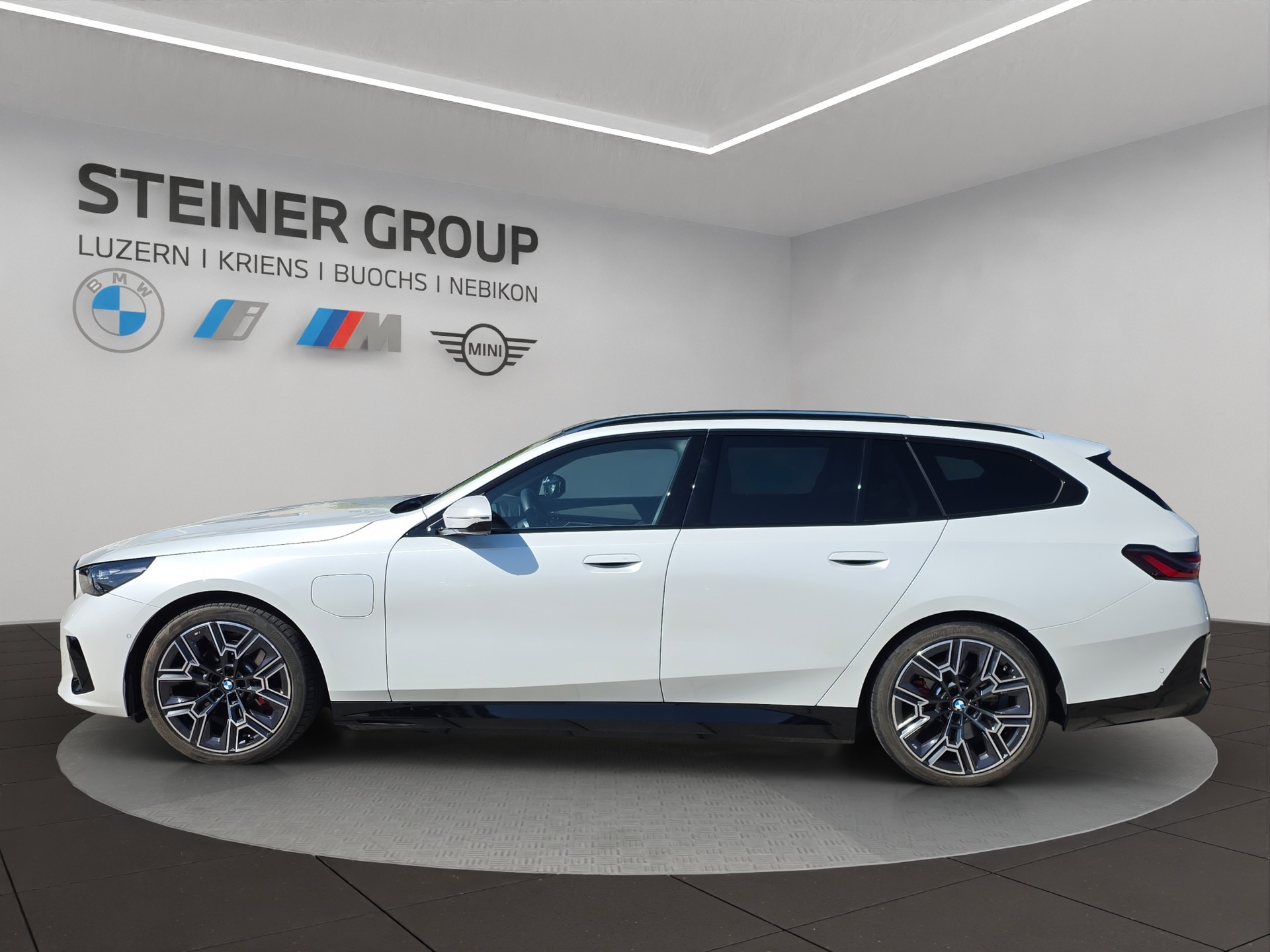 BMW 530e xDrive Touring M Sport Pro Steptronic-image-6