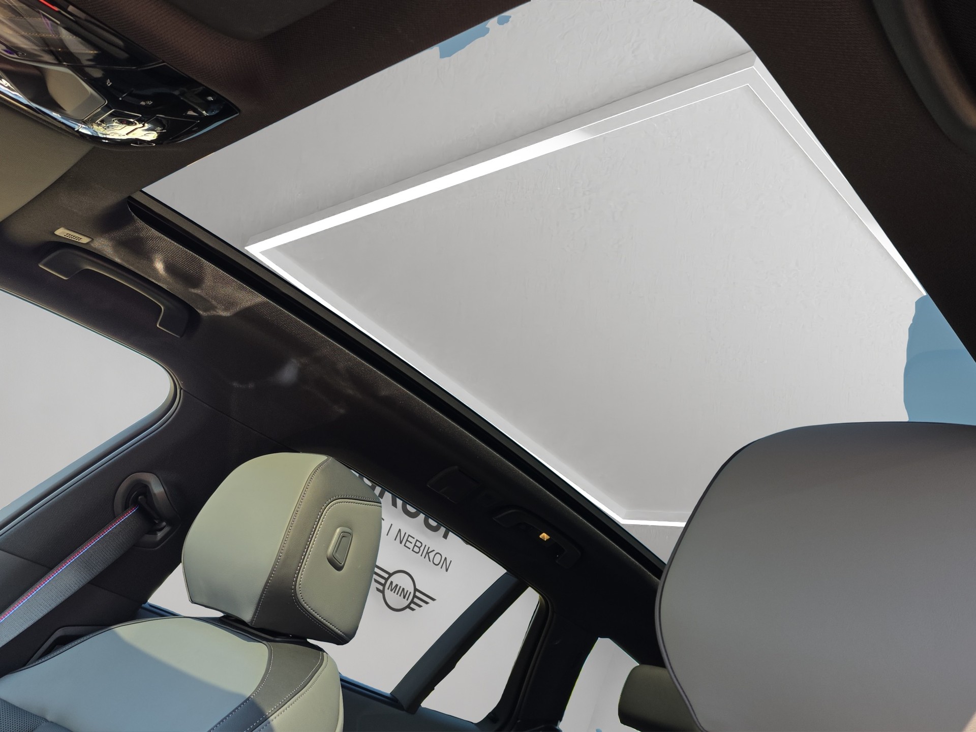 BMW 530e xDrive Touring M Sport Pro Steptronic-image-10