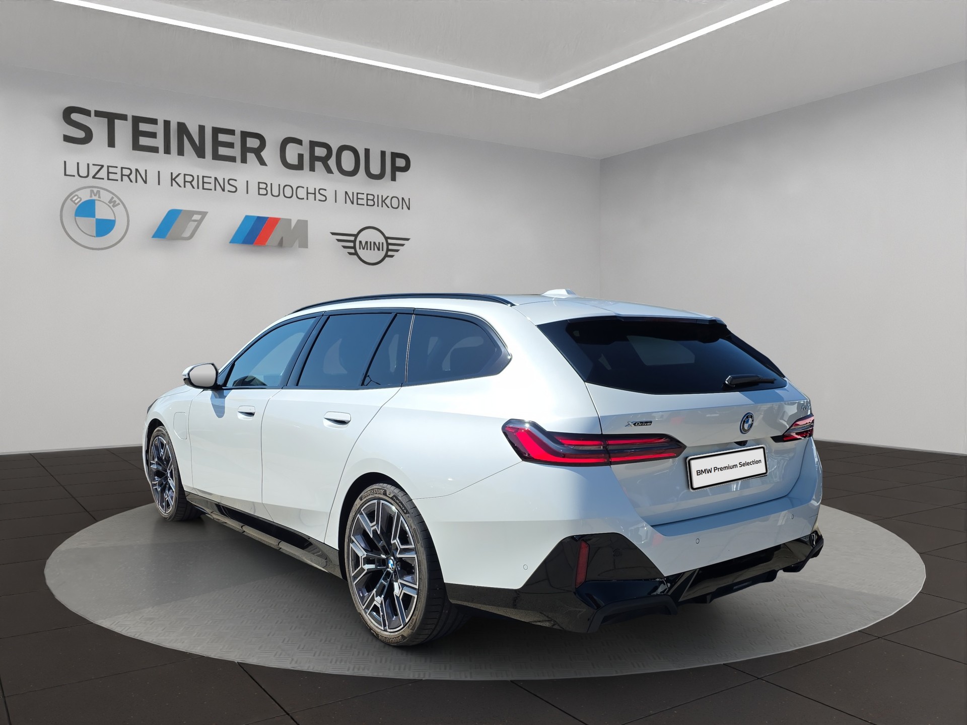 BMW 530e xDrive Touring M Sport Pro Steptronic-image-5