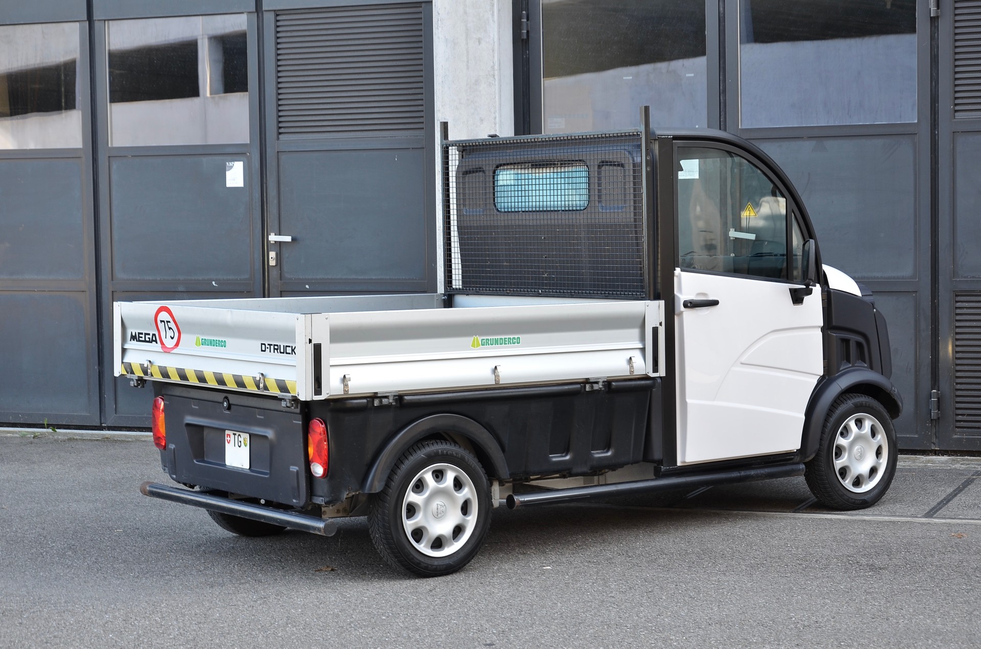 MEGA D Truck-showroom-element-1