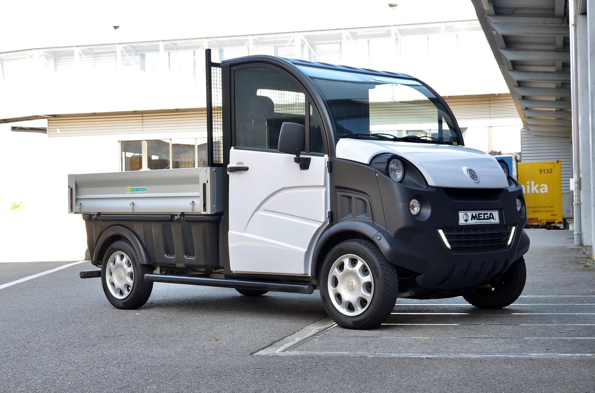 MEGA D Truck-showroom-element-2