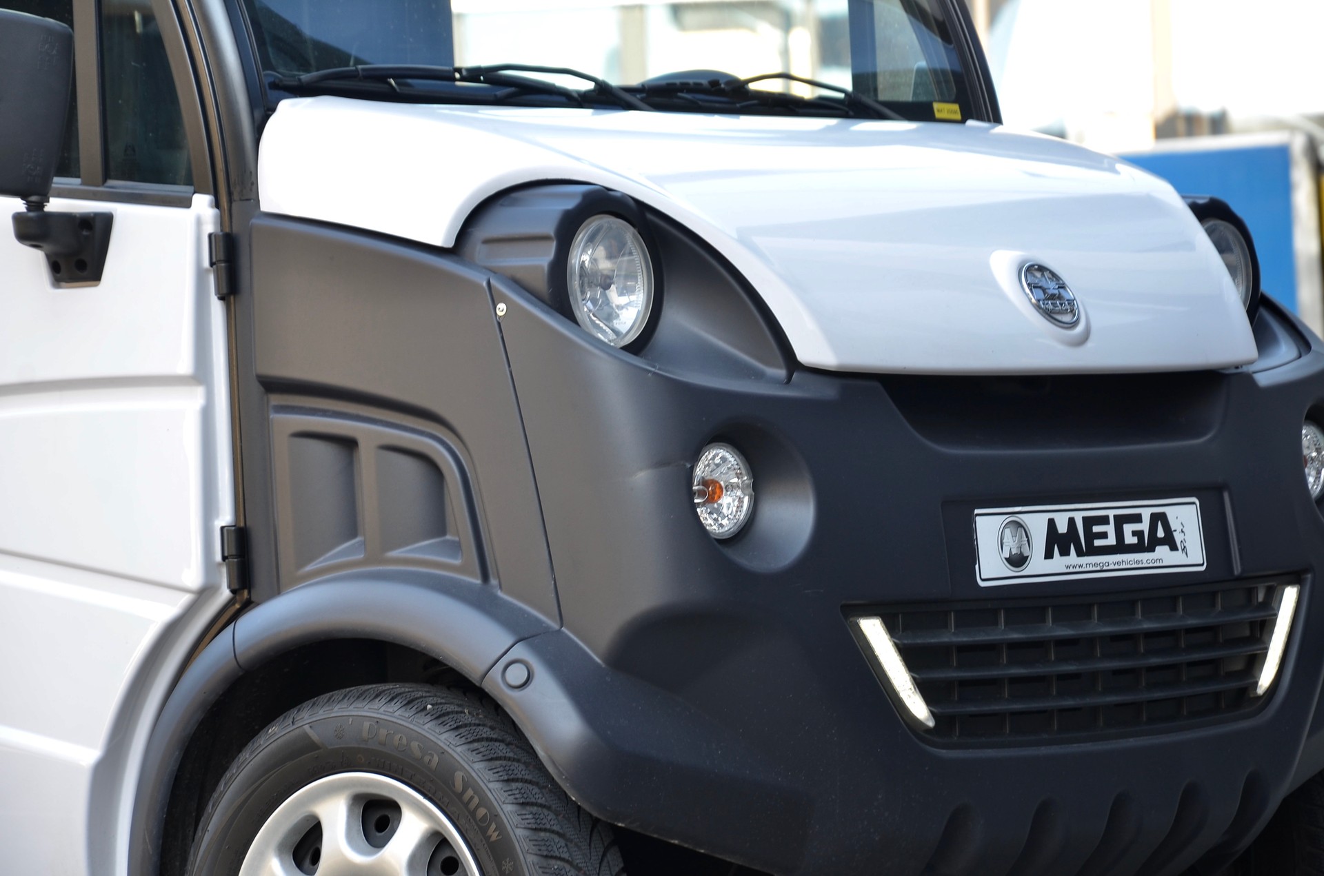 MEGA D Truck-showroom-element-3