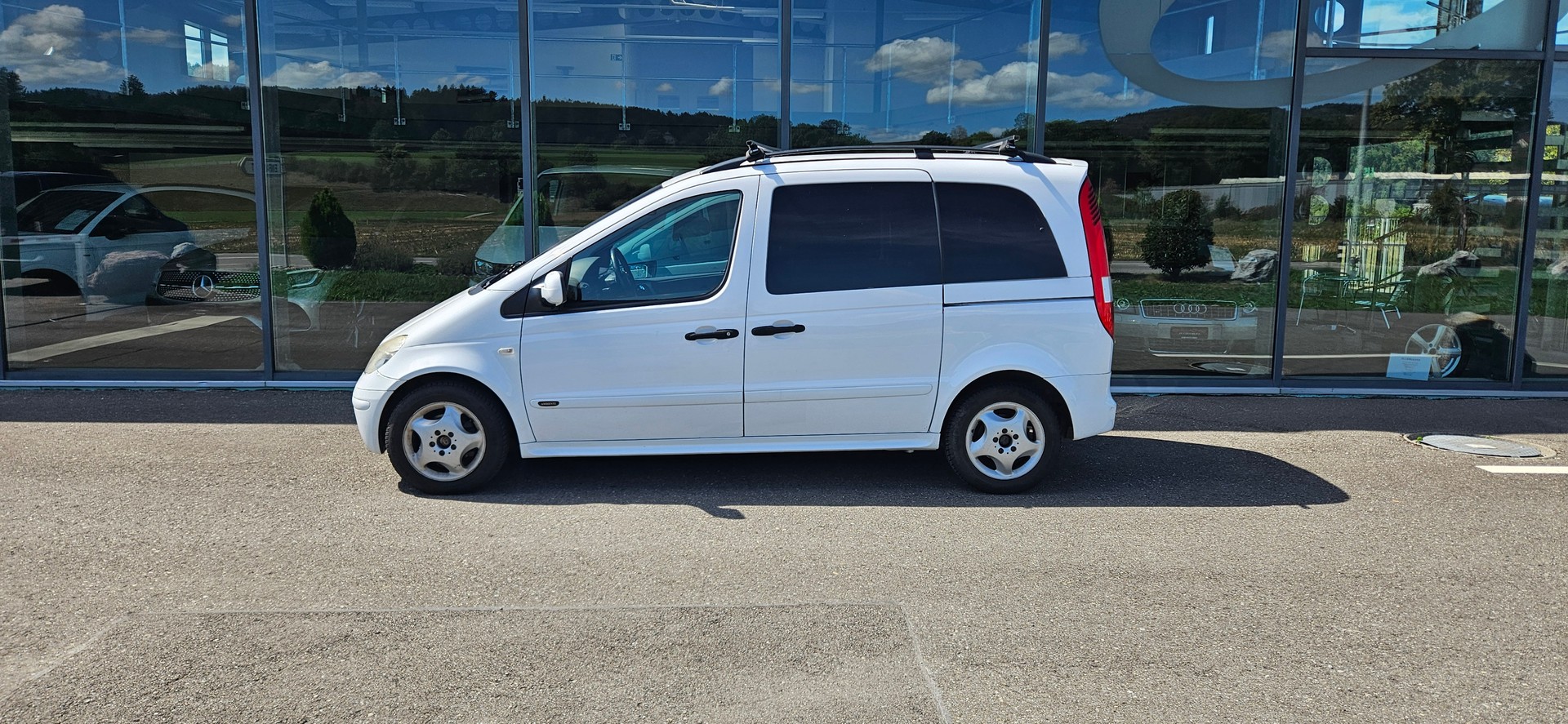 MERCEDES-BENZ Behindertengerecht-Rampe / 2-Sitze & ein Rollstuhlfahrer/in
