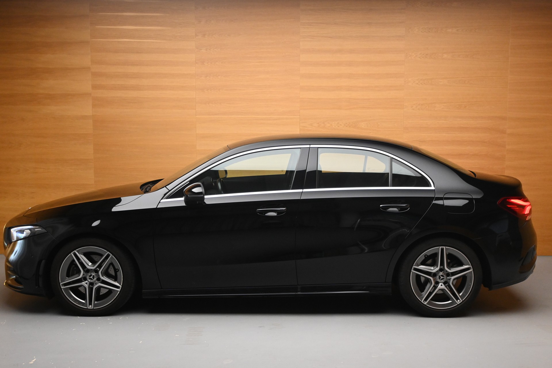 MERCEDES-BENZ A 220 AMG Line 7G-DCT 4Matic Limousine-showroom-element-3