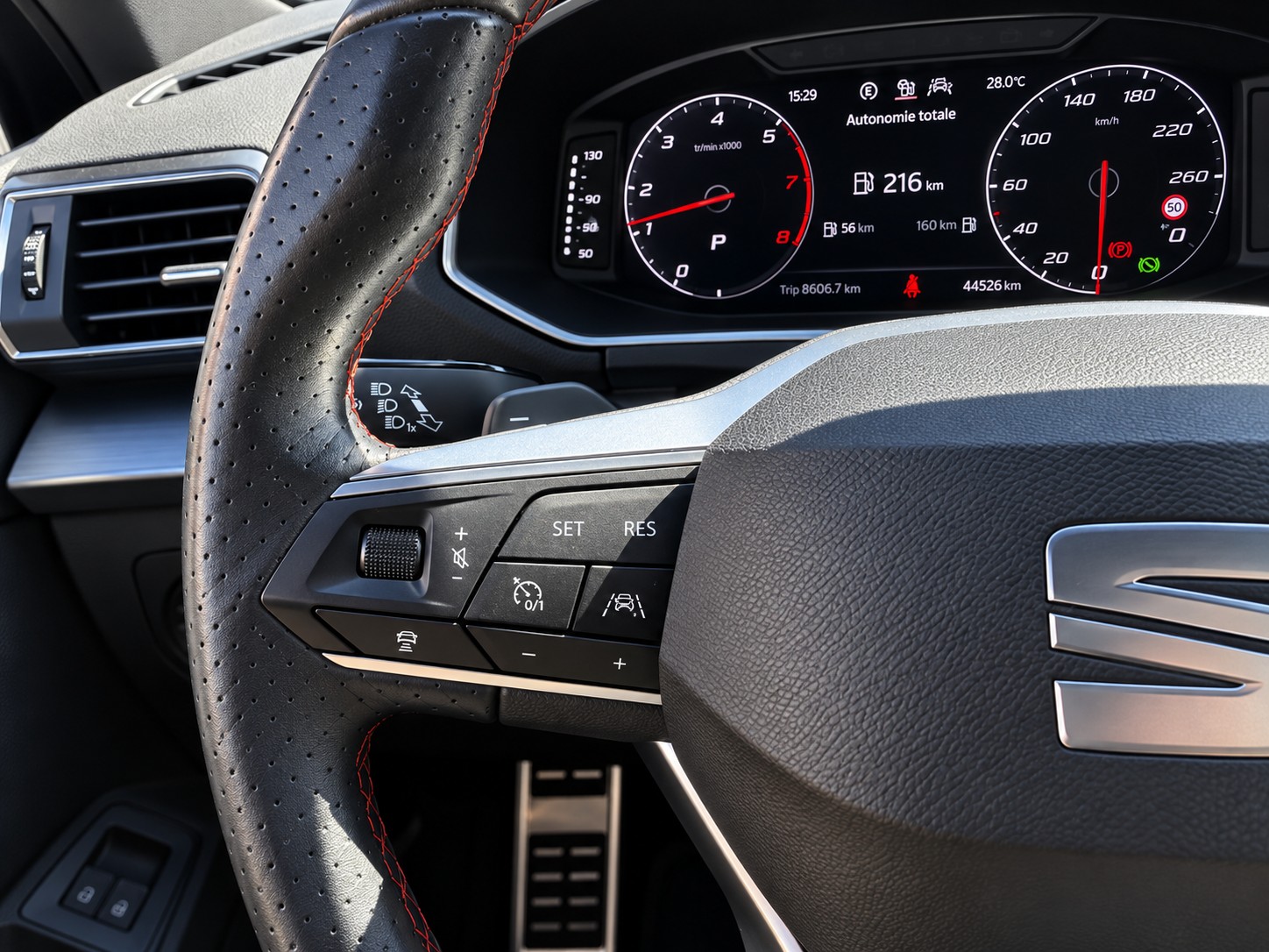 SEAT Tarraco 1.4 e-HYBRID DSG FR Crochet D'ATTELAGE / TOIT OUVRANT-image-14