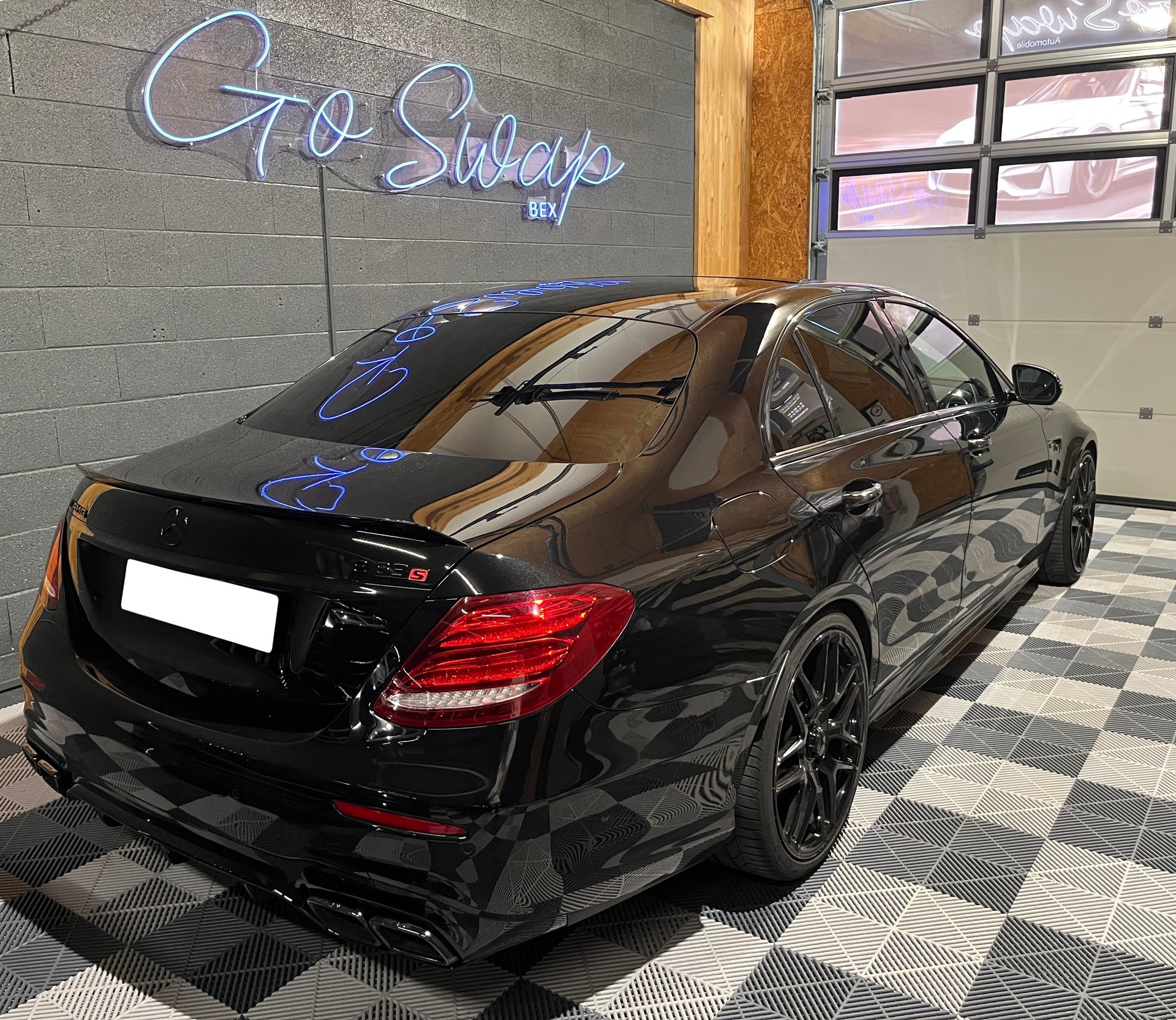 MERCEDES-BENZ E 63 AMG 4Matic Speedshift MCT-showroom-element-2