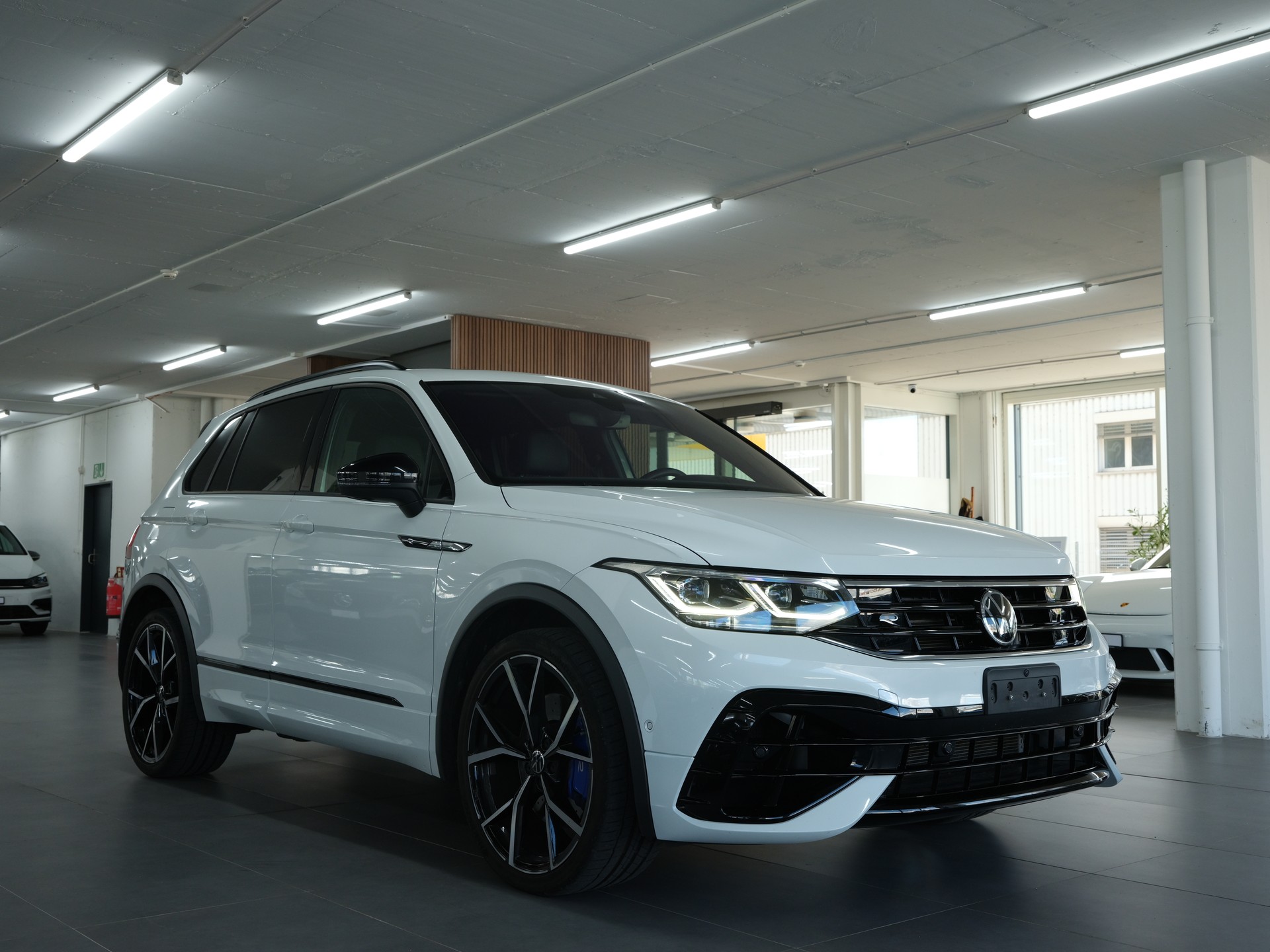 VW Tiguan 2.0TSI R 4Motion DSG *Head Up Display* *Harman & Kardon* *Panorama*-showroom-element-1