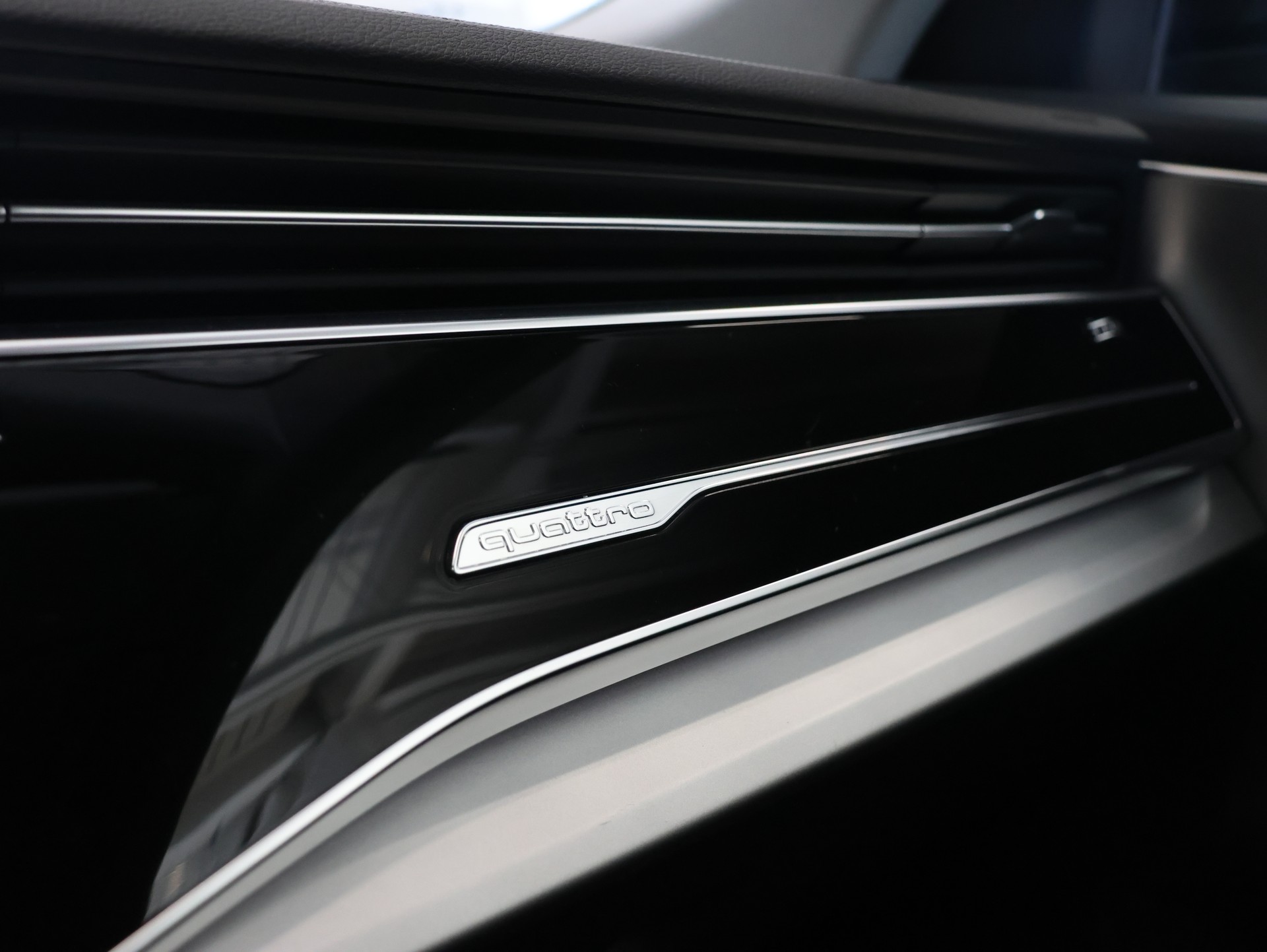 AUDI Q8 55 TFSI e quattro PHEV tiptronic *DAYTONAGRAU-PERLEFFEKT*-image-17