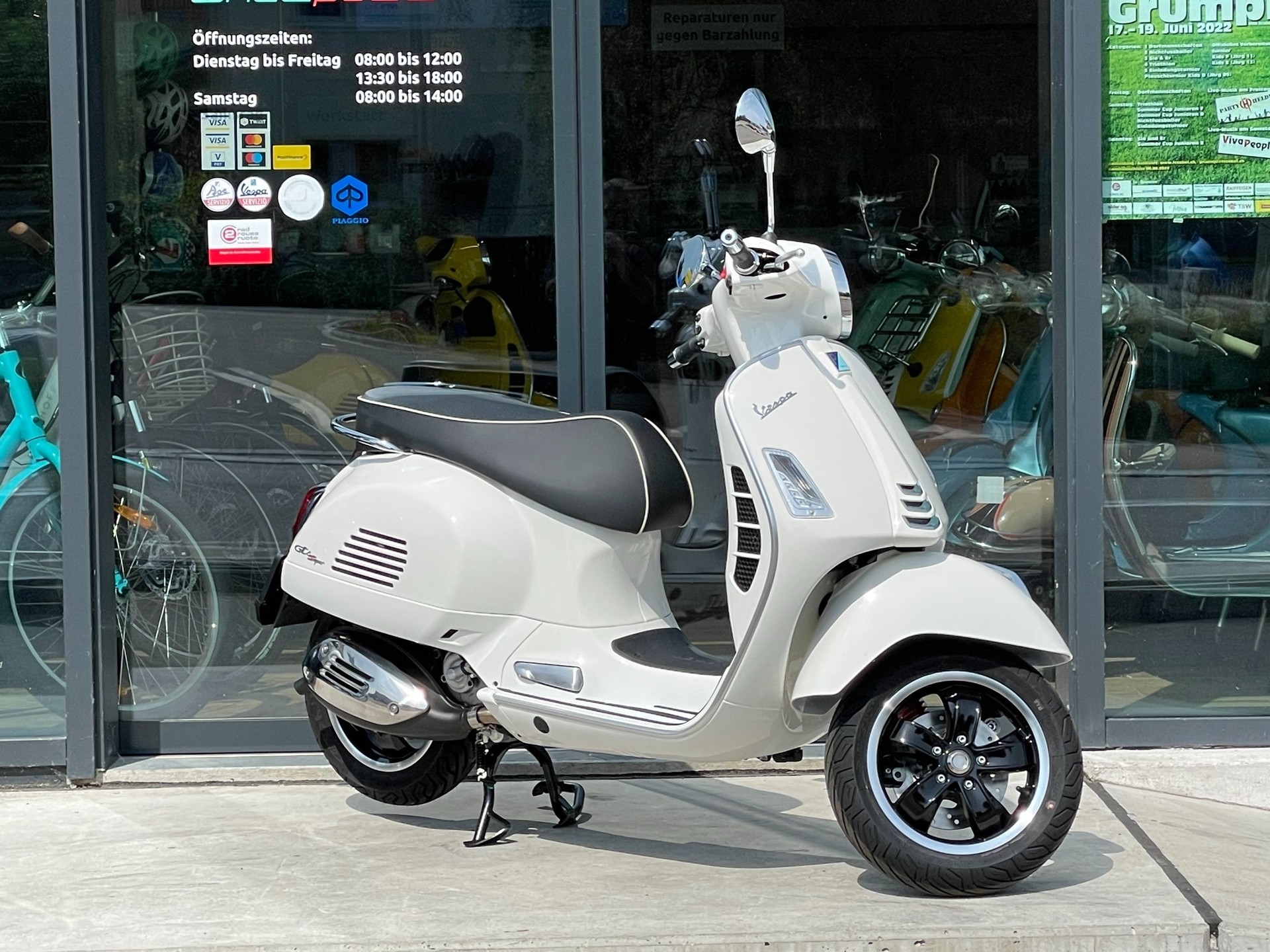 PIAGGIO Vespa GTS 300 HPE Super ABS/ASR-image-0