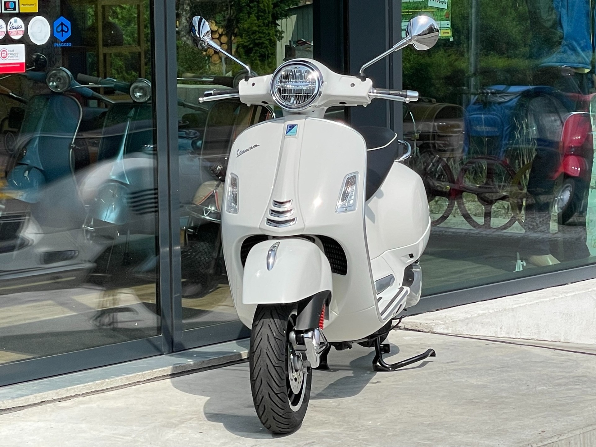 PIAGGIO Vespa GTS 300 HPE Super ABS/ASR-image-10