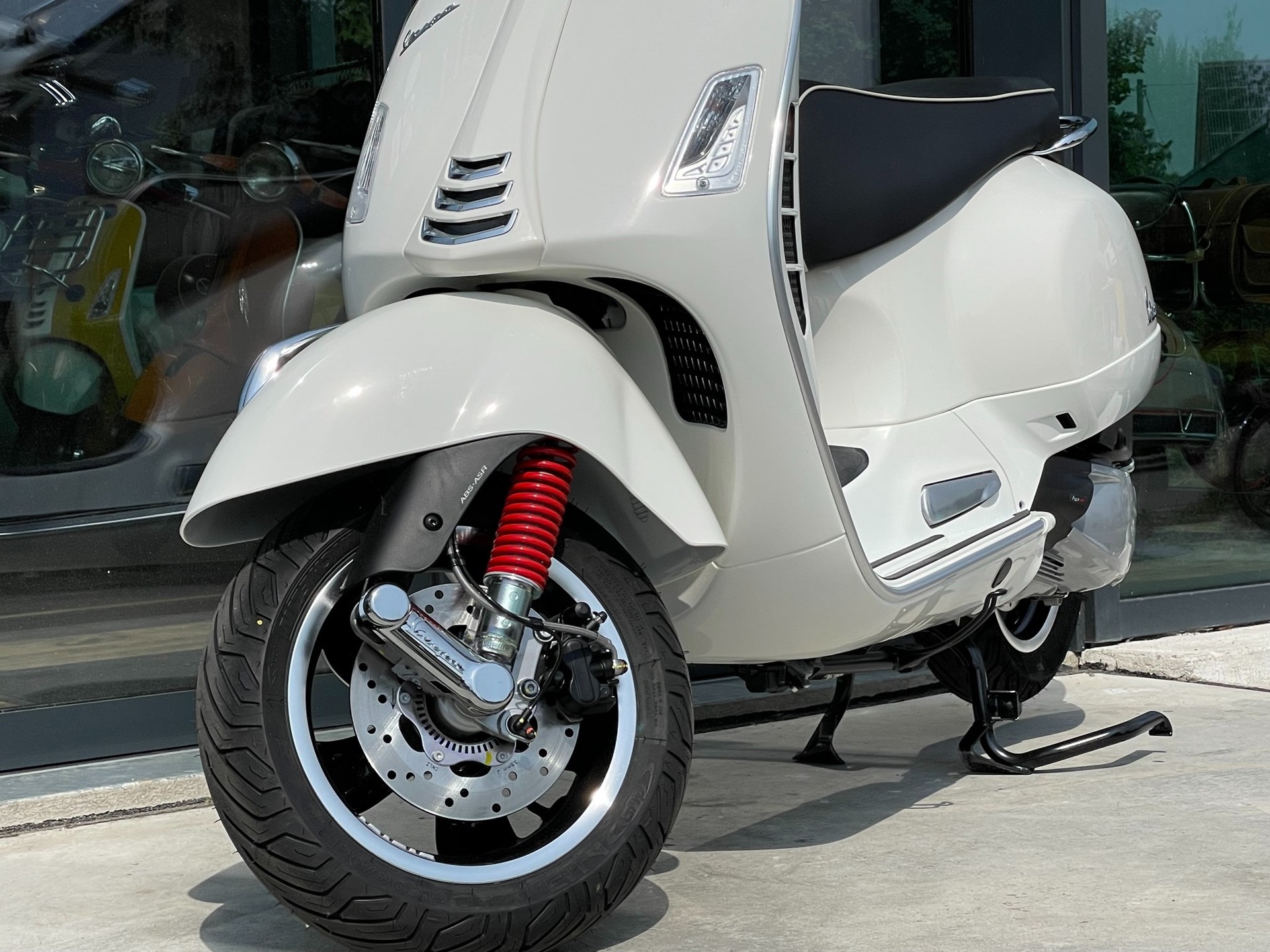 PIAGGIO Vespa GTS 300 HPE Super ABS/ASR-image-11