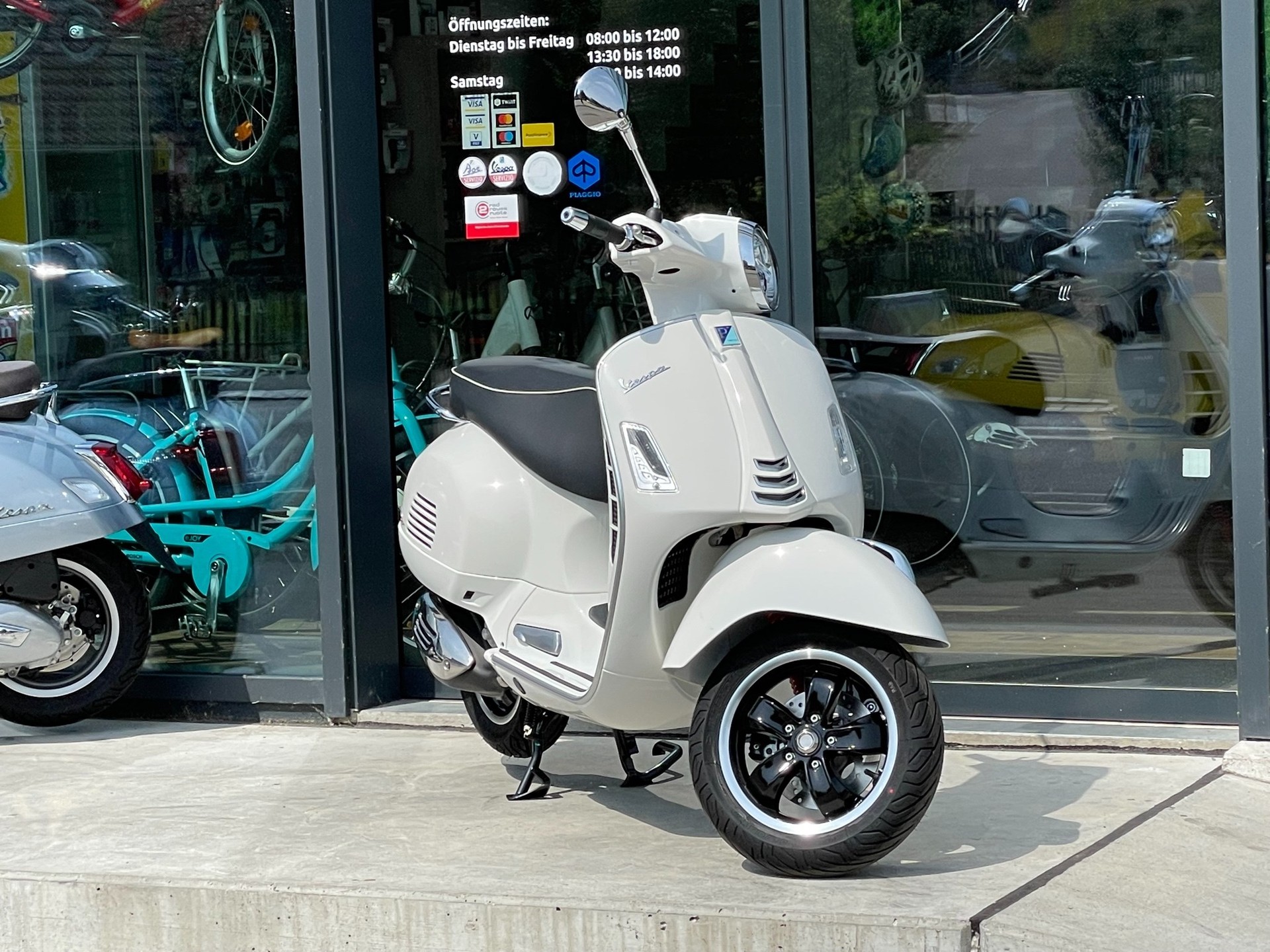 PIAGGIO Vespa GTS 300 HPE Super ABS/ASR-image-15