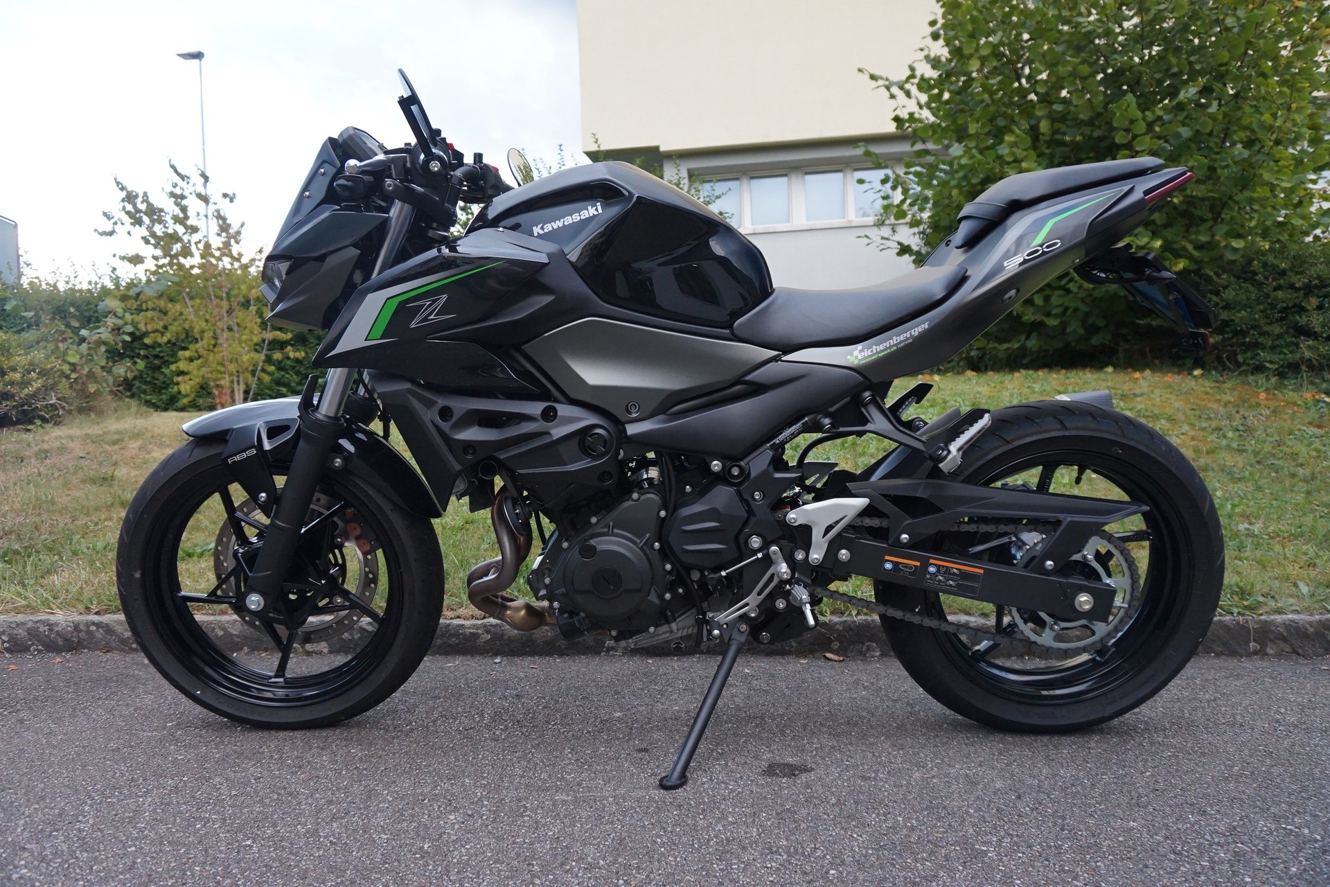 KAWASAKI Z 500 ABS mit Leovinci LV One Karbon Auspuff-image-7