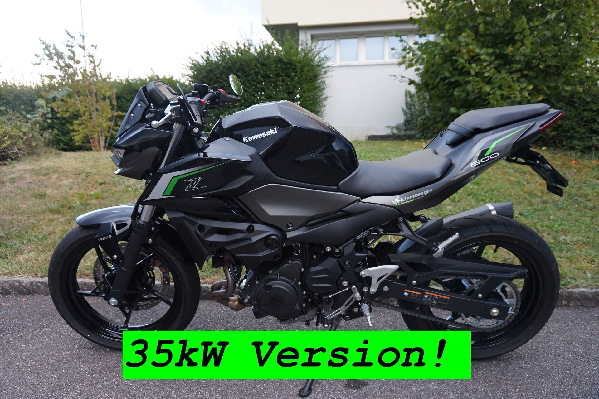 KAWASAKI Z 500 ABS mit Leovinci LV One Karbon Auspuff