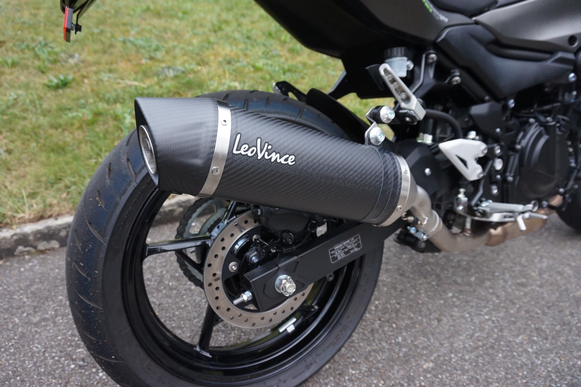KAWASAKI Z 500 ABS mit Leovinci LV One Karbon Auspuff-image-8
