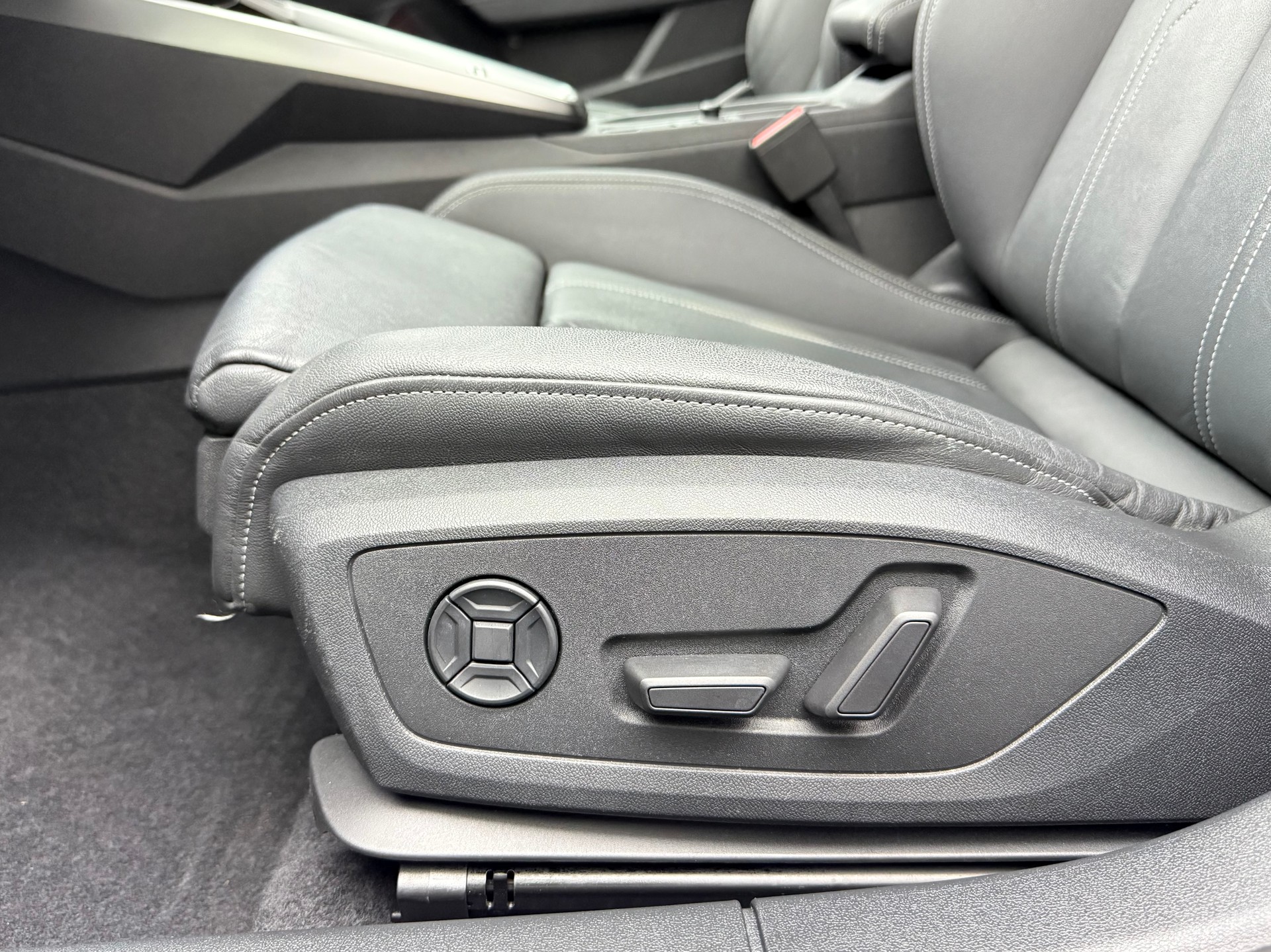 AUDI A3 Sportback 45 TFSI e S line S-tronic VOLL LEDER-image-16