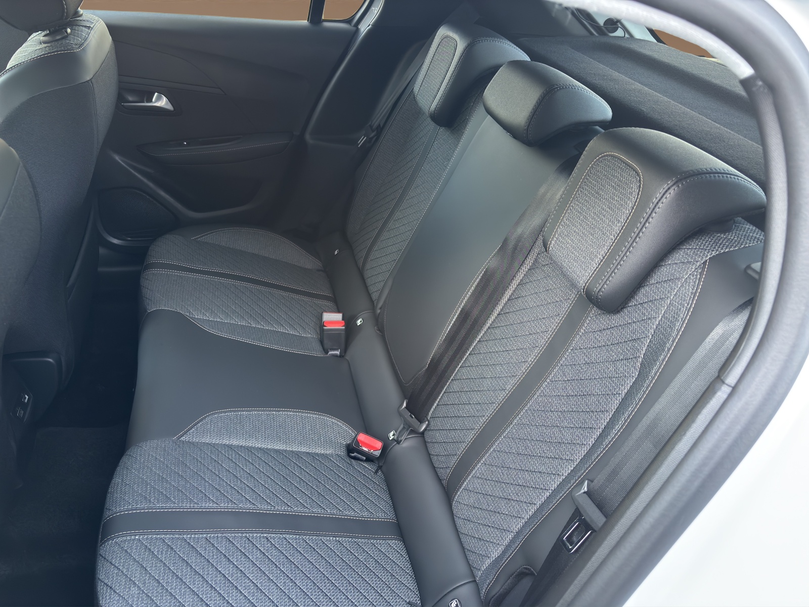 PEUGEOT 208 1.2 MHEV 110 Allure Premium-image-10