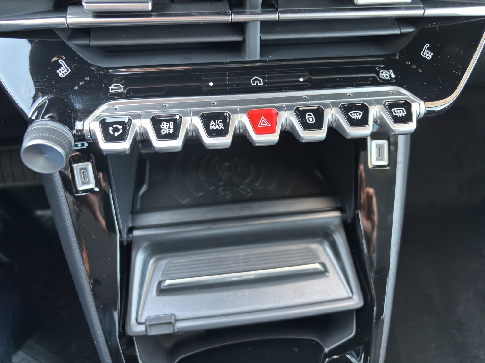 PEUGEOT 208 1.2 MHEV 110 Allure Premium-image-12
