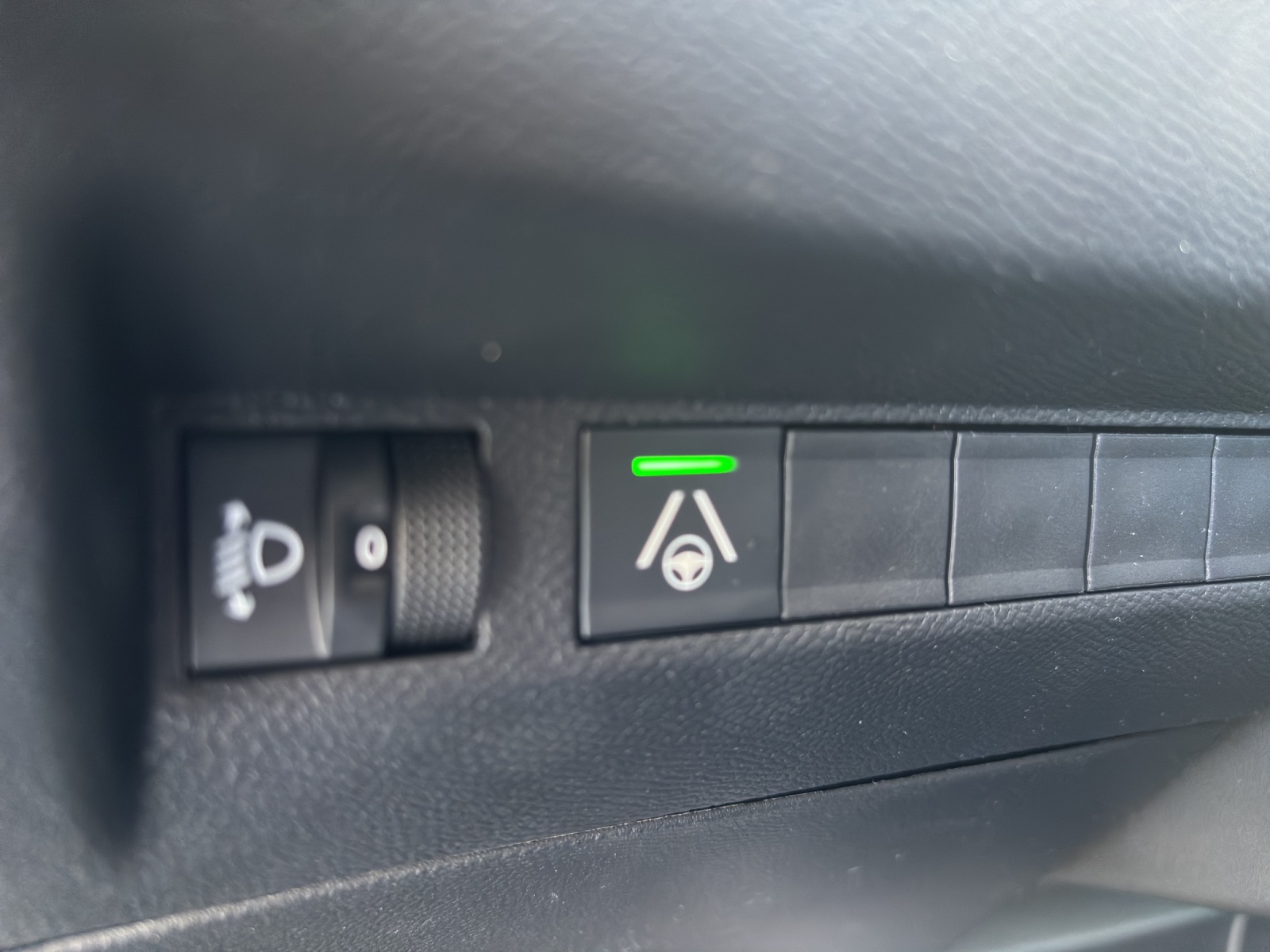 PEUGEOT 208 1.2 MHEV 110 Allure Premium-image-13