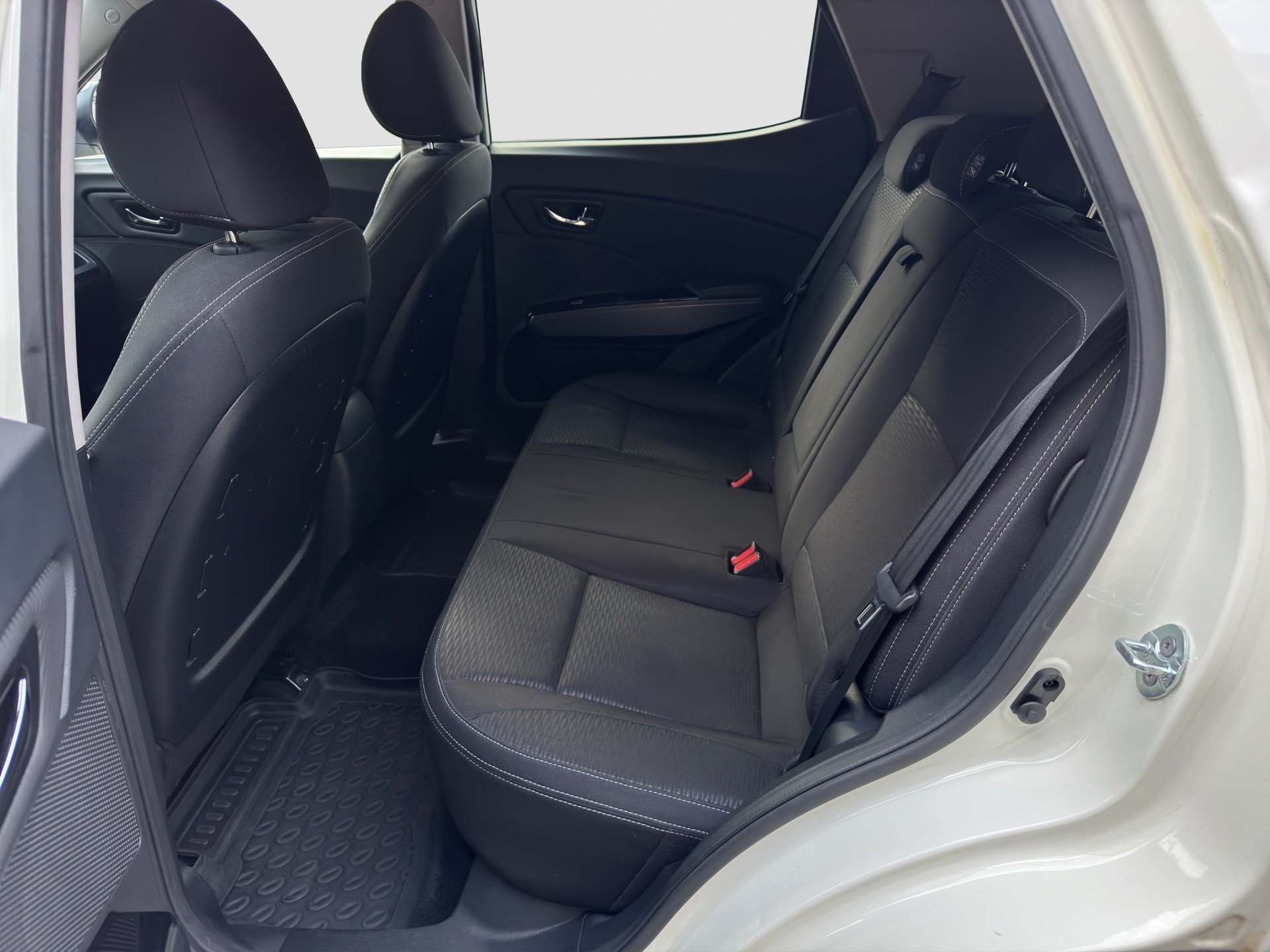 KGM-SsangYong XLV 1.6 e-XGi Quartz 4WD Automatic-image-10