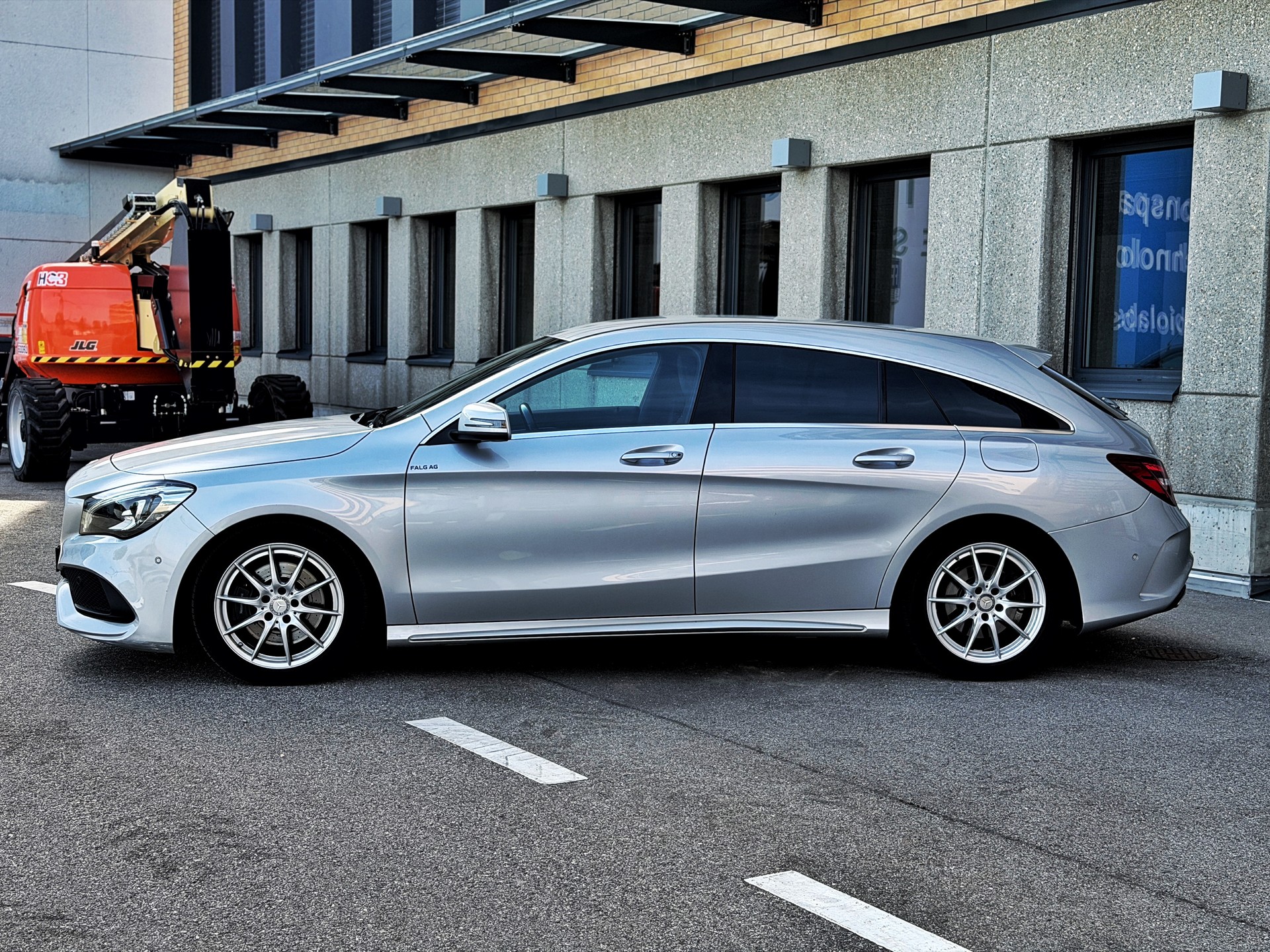 MERCEDES-BENZ CLA Shooting Brake 250 AMG Line 7G-DCT 4Matic-showroom-element-1
