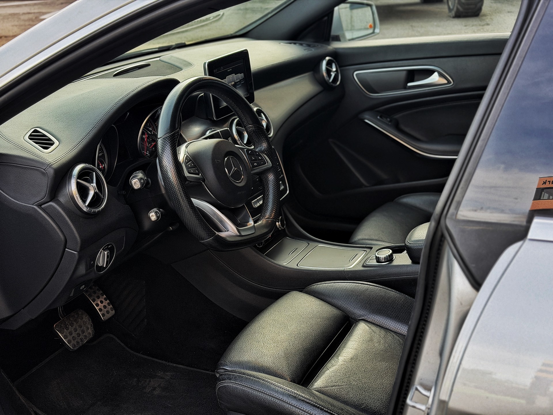 MERCEDES-BENZ CLA Shooting Brake 250 AMG Line 7G-DCT 4Matic-image-12