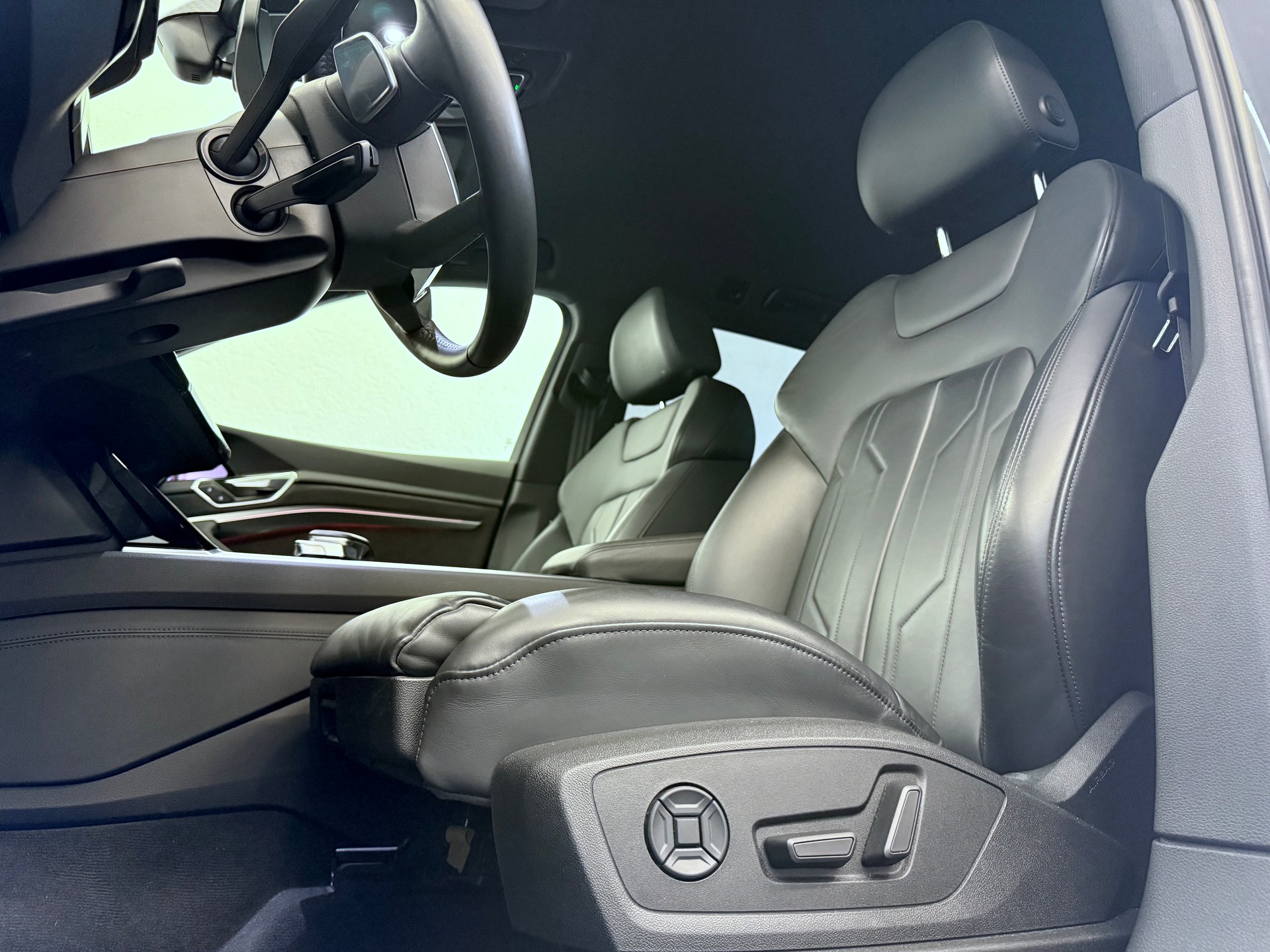 AUDI e-tron 55 Advanced quattro-image-18