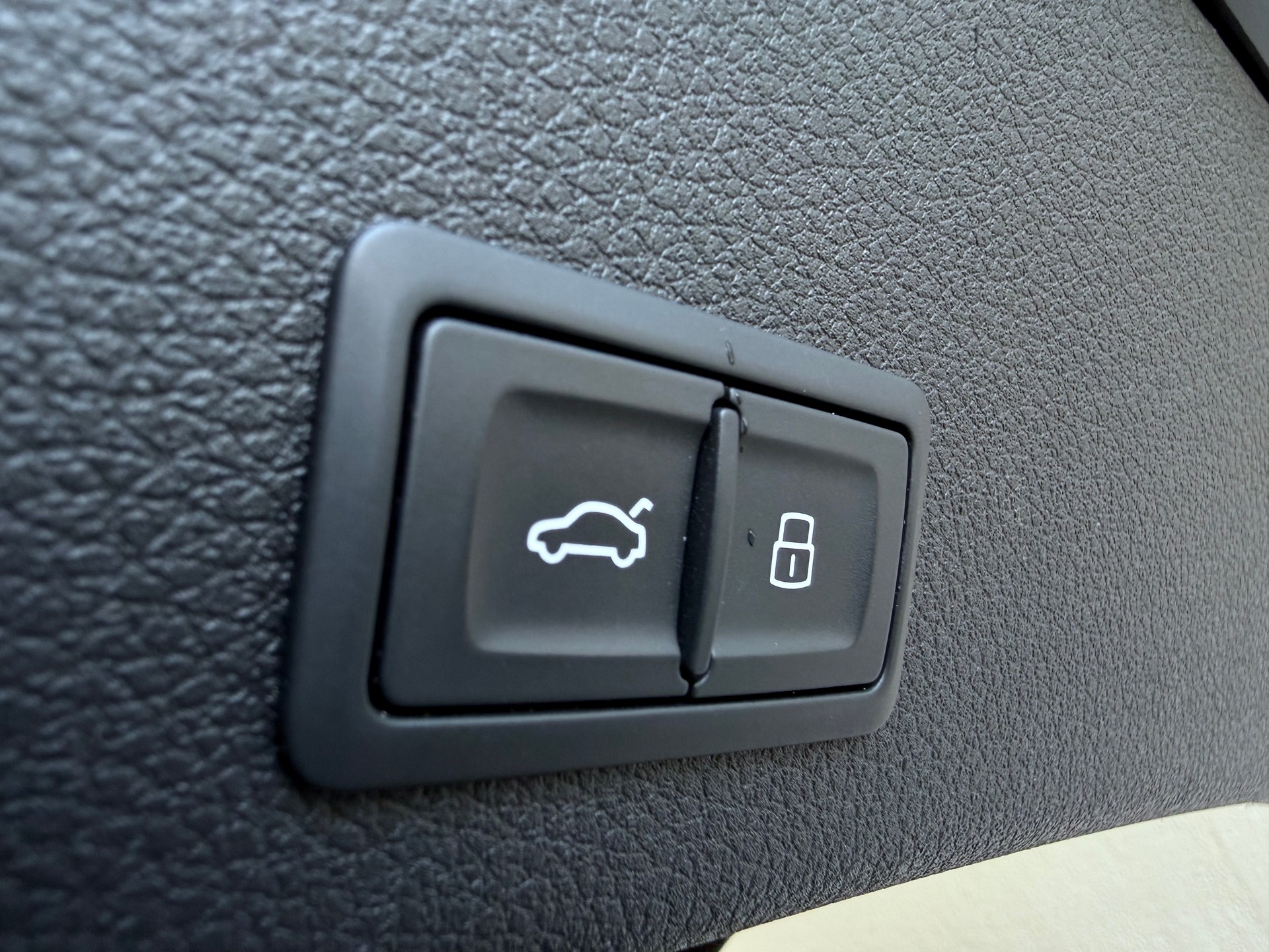 AUDI e-tron 55 Advanced quattro-image-12