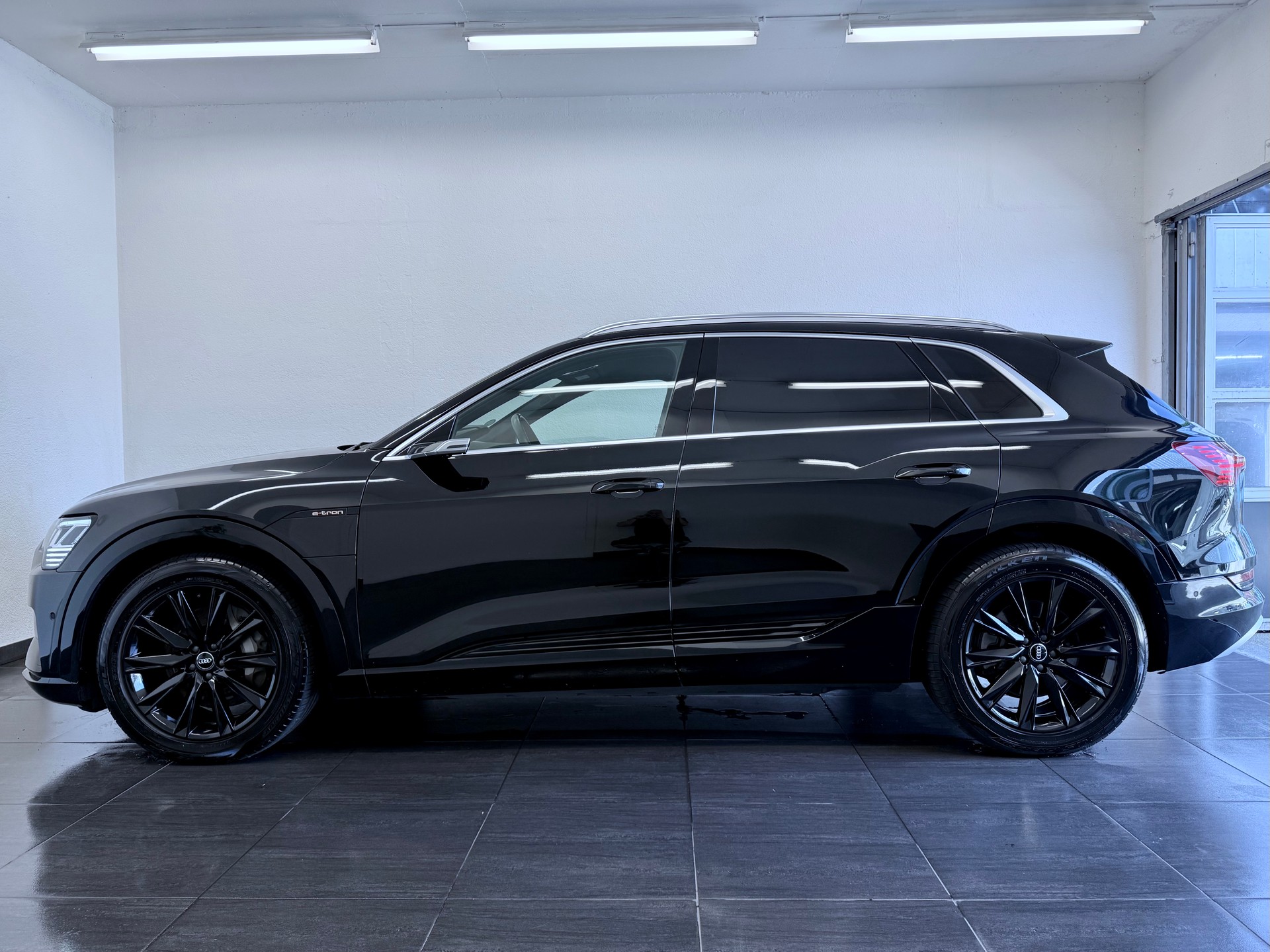 AUDI e-tron 55 Advanced quattro-image-6