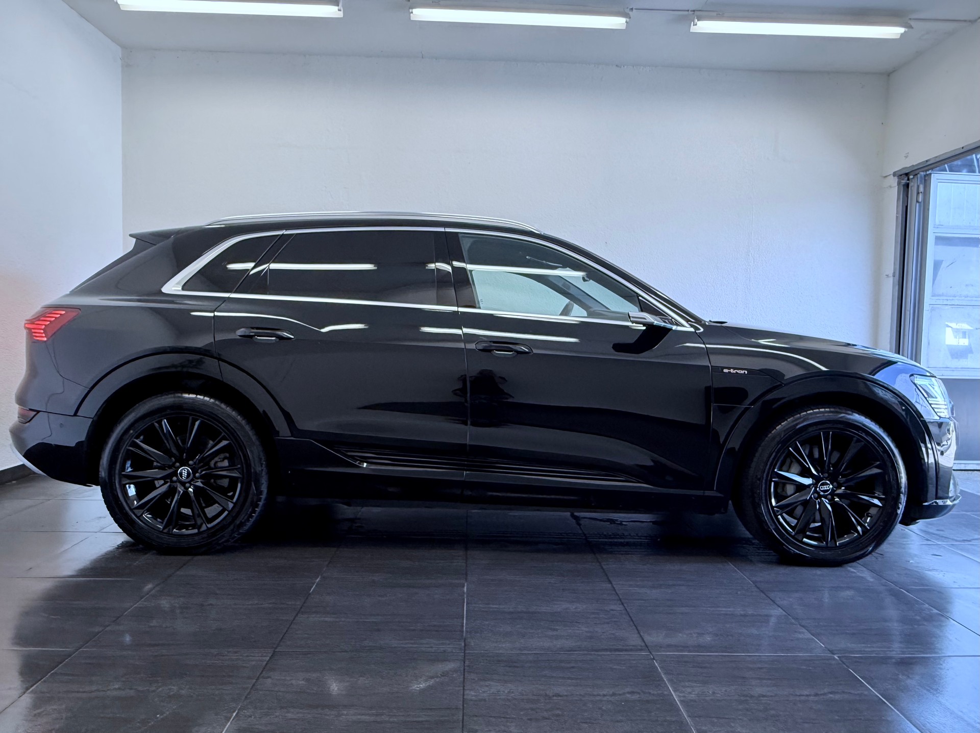 AUDI e-tron 55 Advanced quattro-image-4