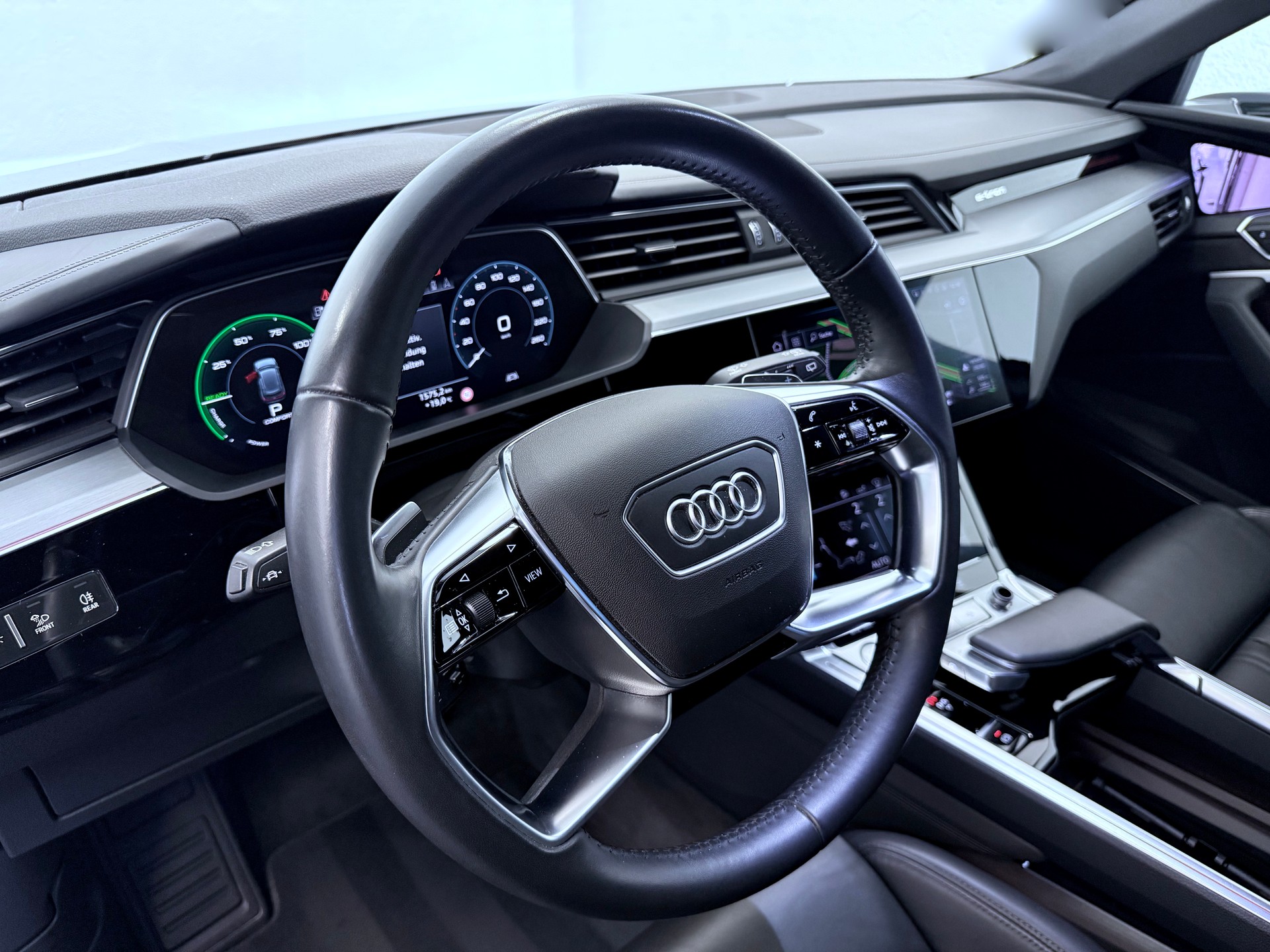 AUDI e-tron 55 Advanced quattro-image-16