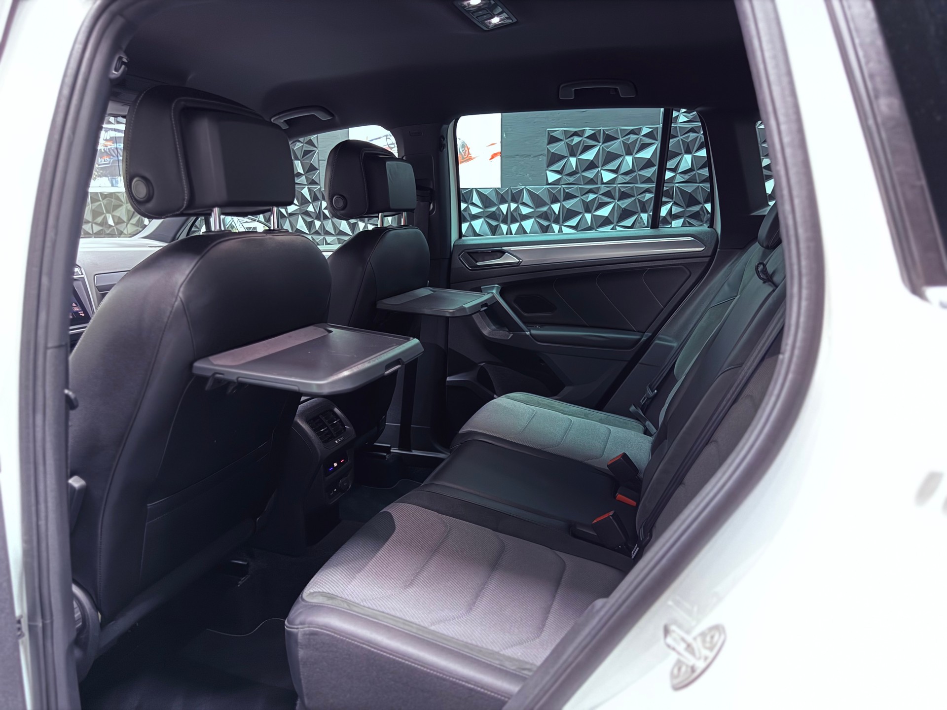 VW Tiguan 2.0 TDI SCR R-Line 4Motion DSG-image-24
