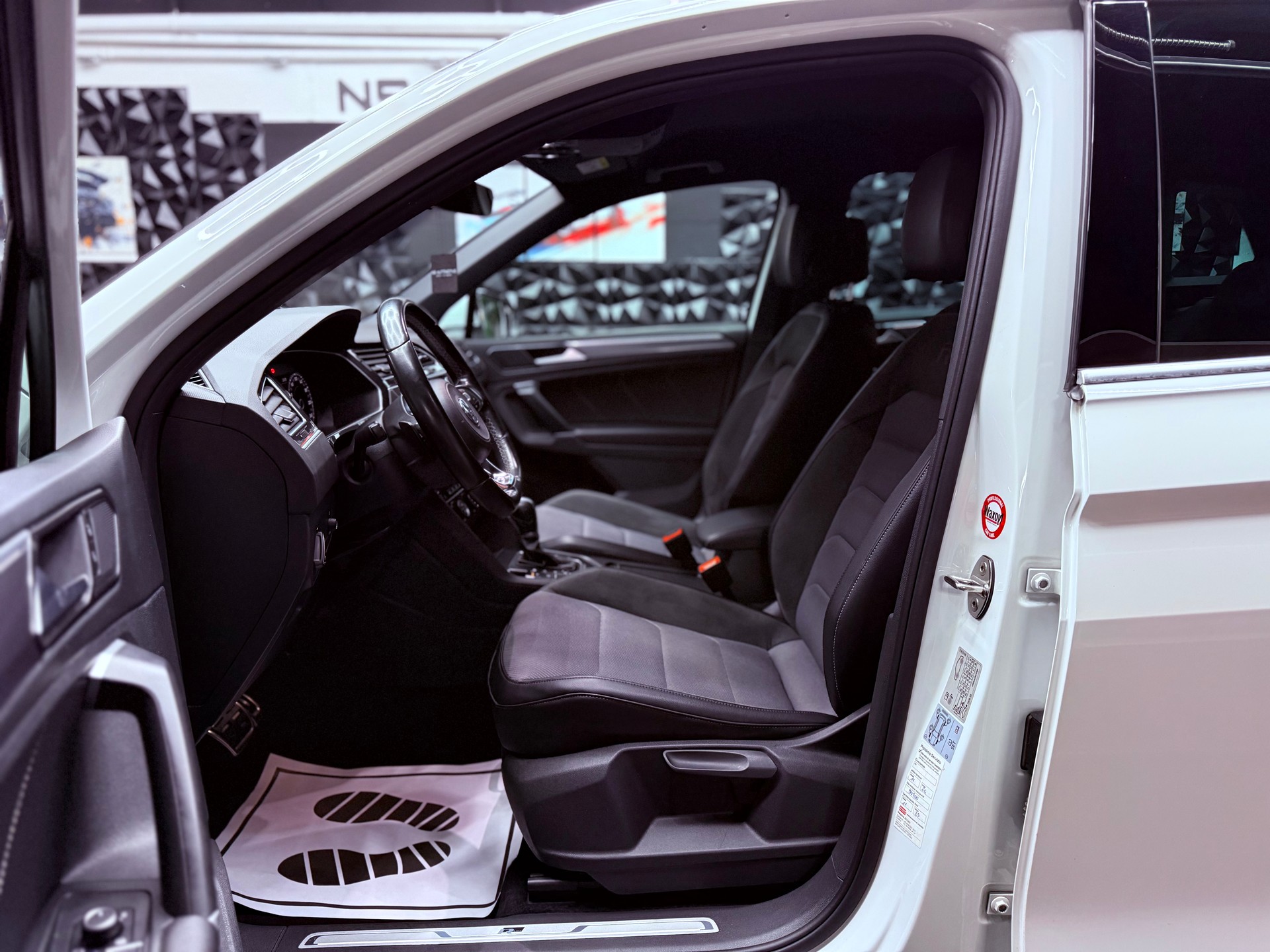 VW Tiguan 2.0 TDI SCR R-Line 4Motion DSG-image-18