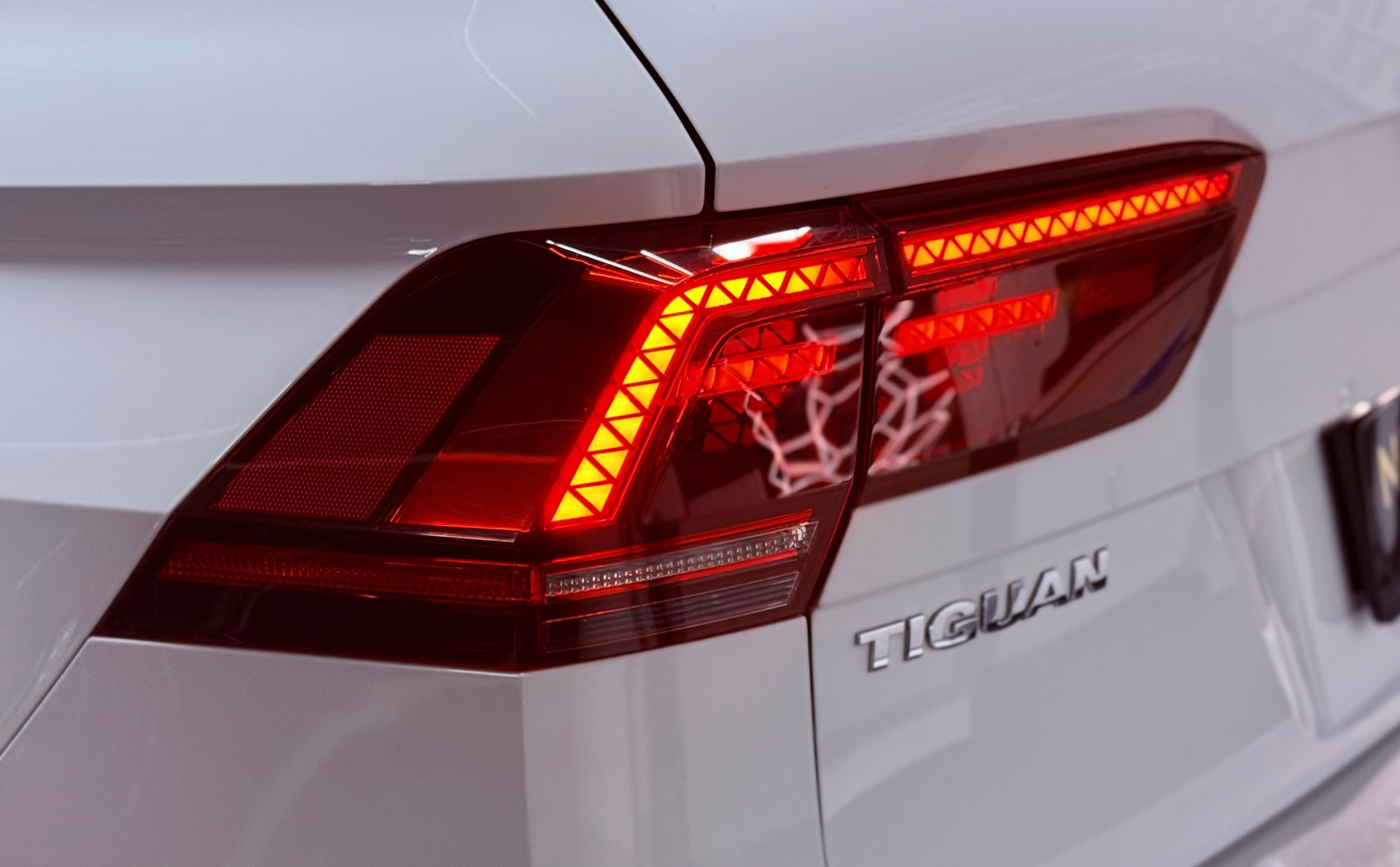 VW Tiguan 2.0 TDI SCR R-Line 4Motion DSG-image-9