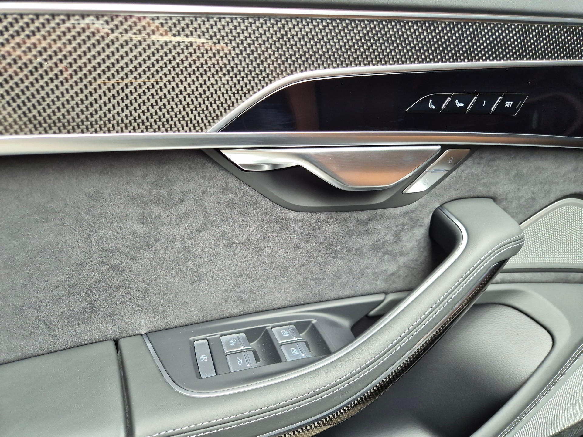 AUDI A8 60 L TFSI e quattro tiptronic-image-25