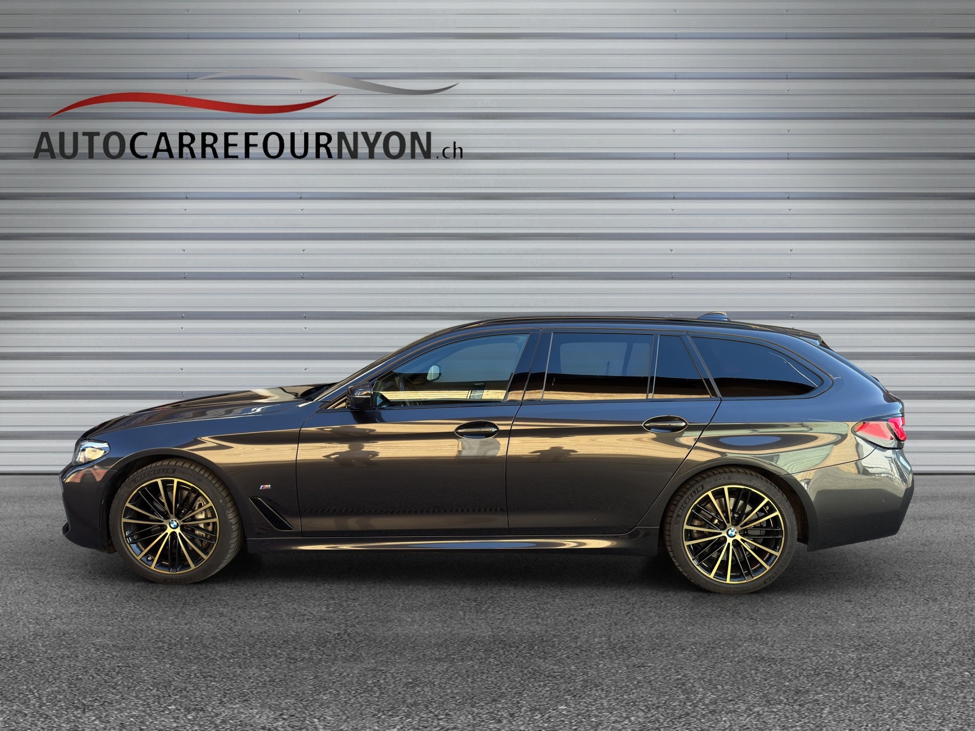 BMW 530d xDrive 48V Touring M Sport Steptronic-showroom-element-2